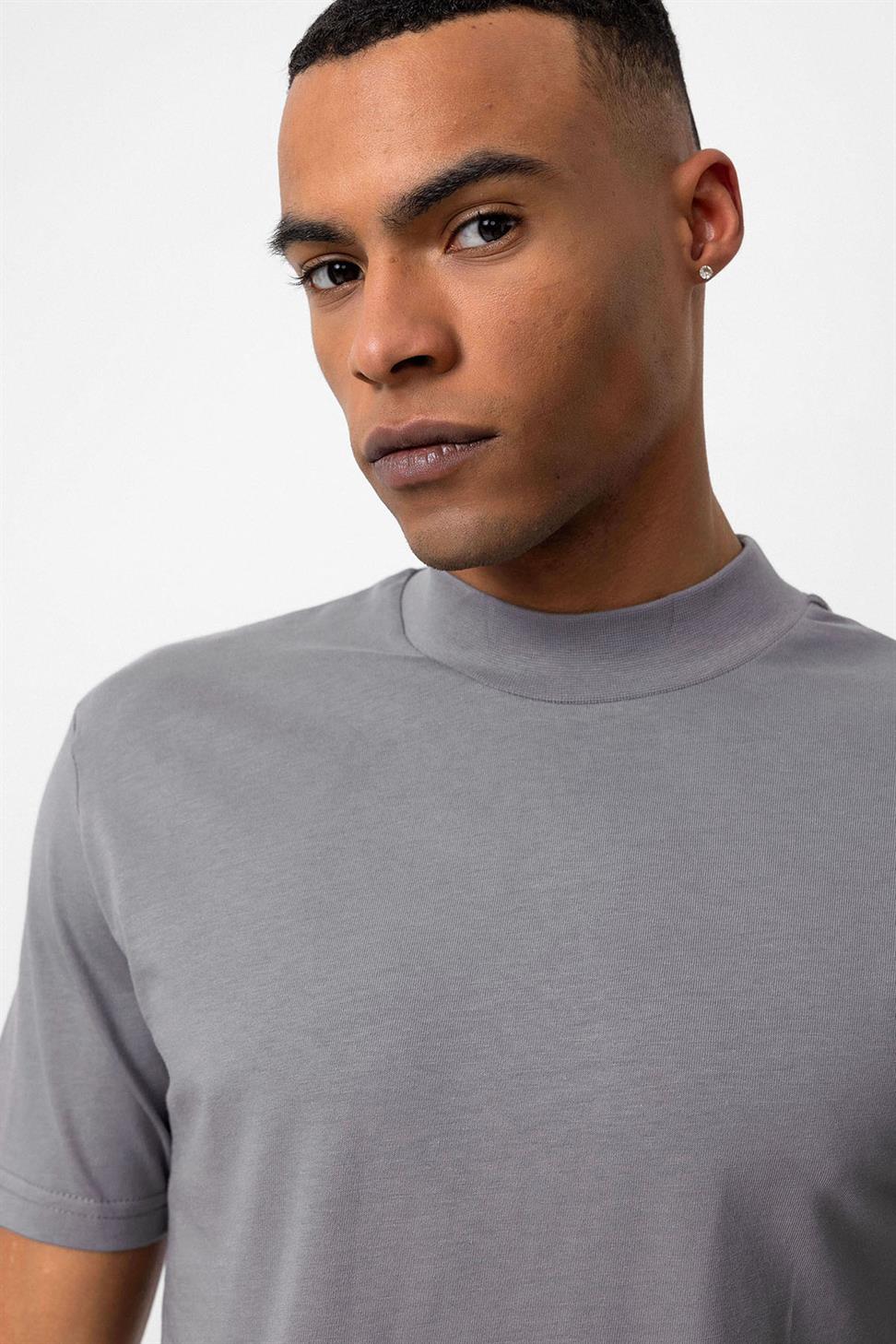 تي شيرت أساسي بقصة ضيقة