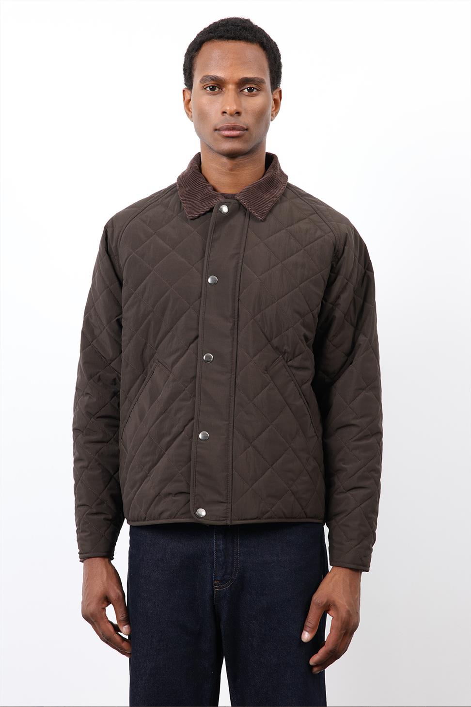 معطف رجالي بياقة متباينة ونمط البقلاوة