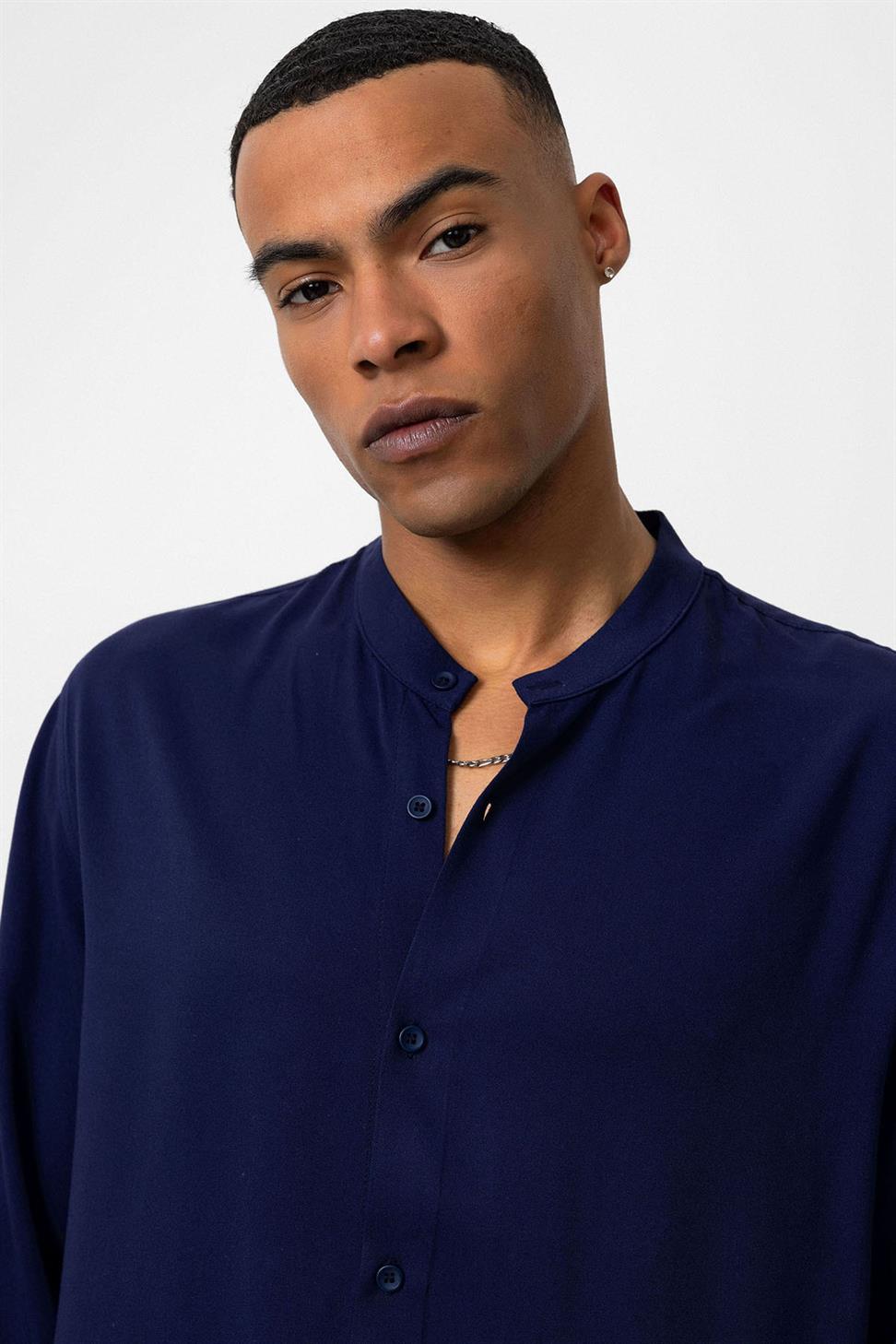 قميص رجالي بياقة القاضي بياقة عادية