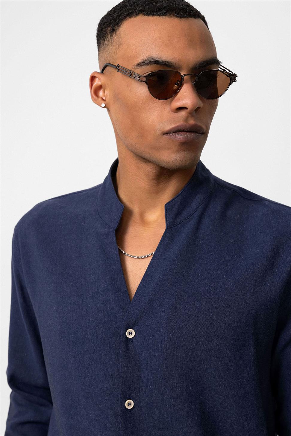 قميص رجالي بأكمام طويلة وياقة القاضي