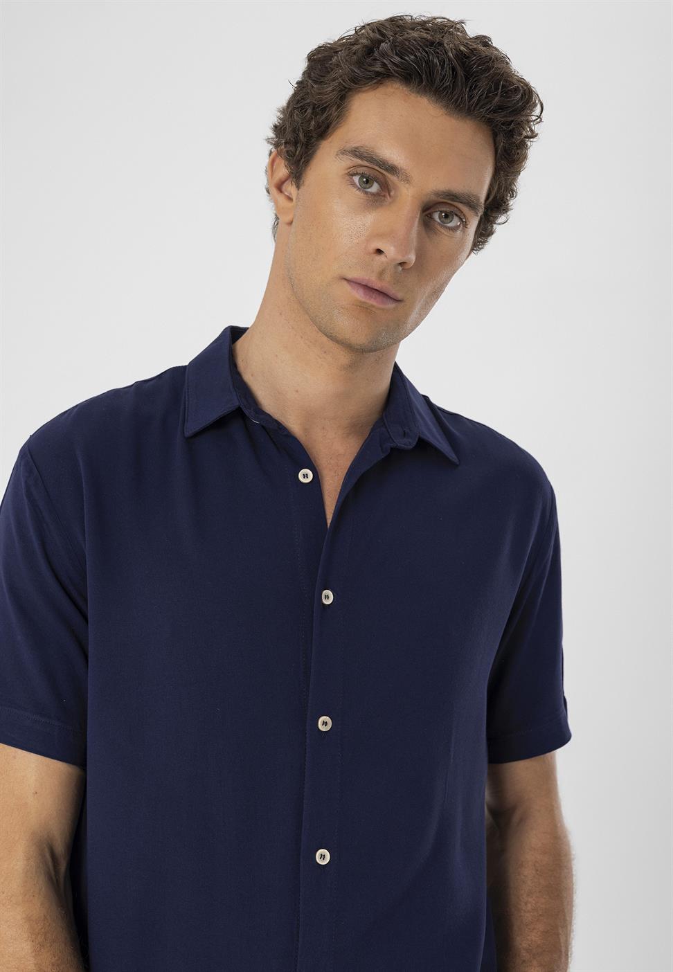 قميص رجالي بأكمام قصيرة عادية تناسب الرجال