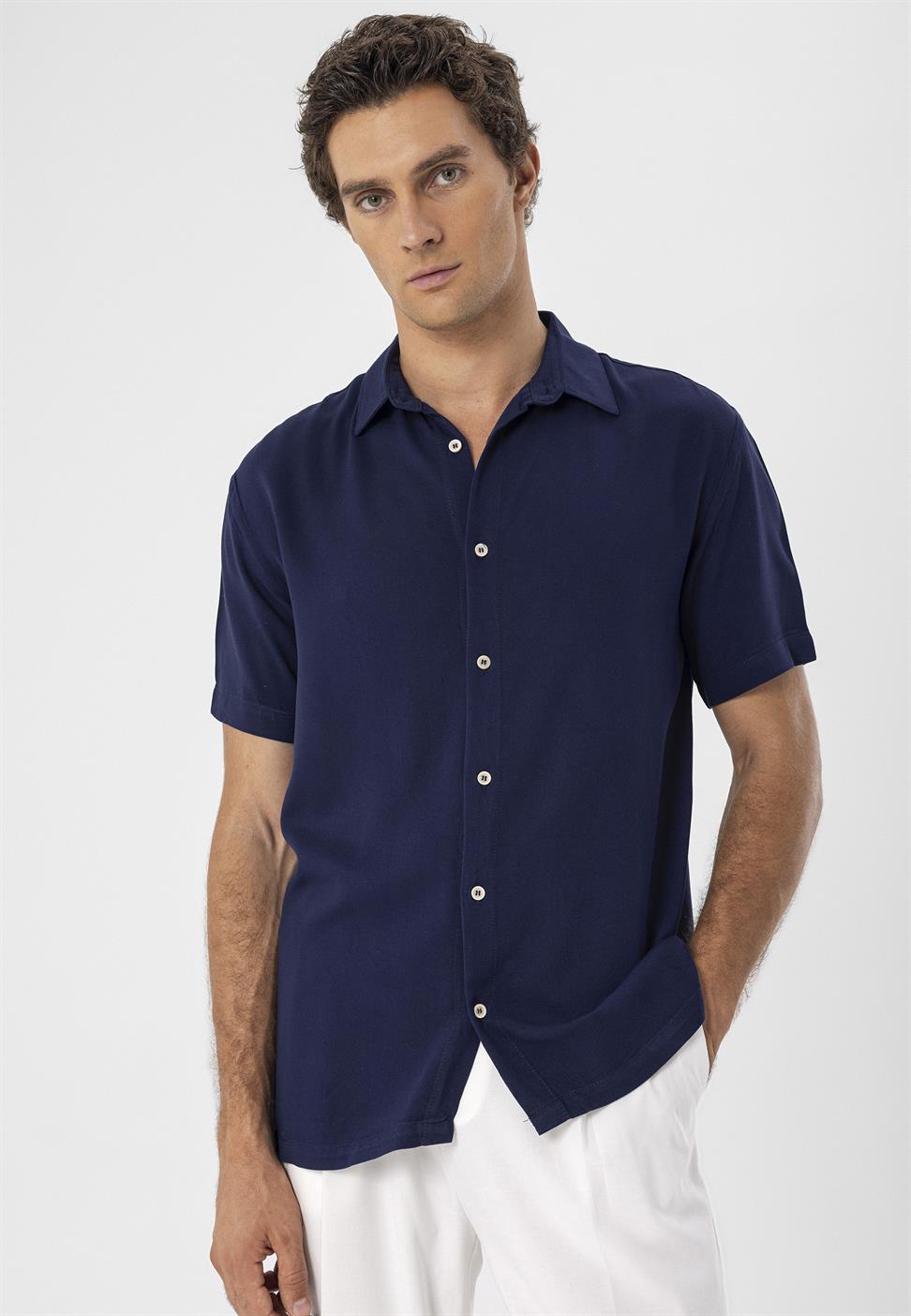 قميص رجالي بأكمام قصيرة عادية تناسب الرجال