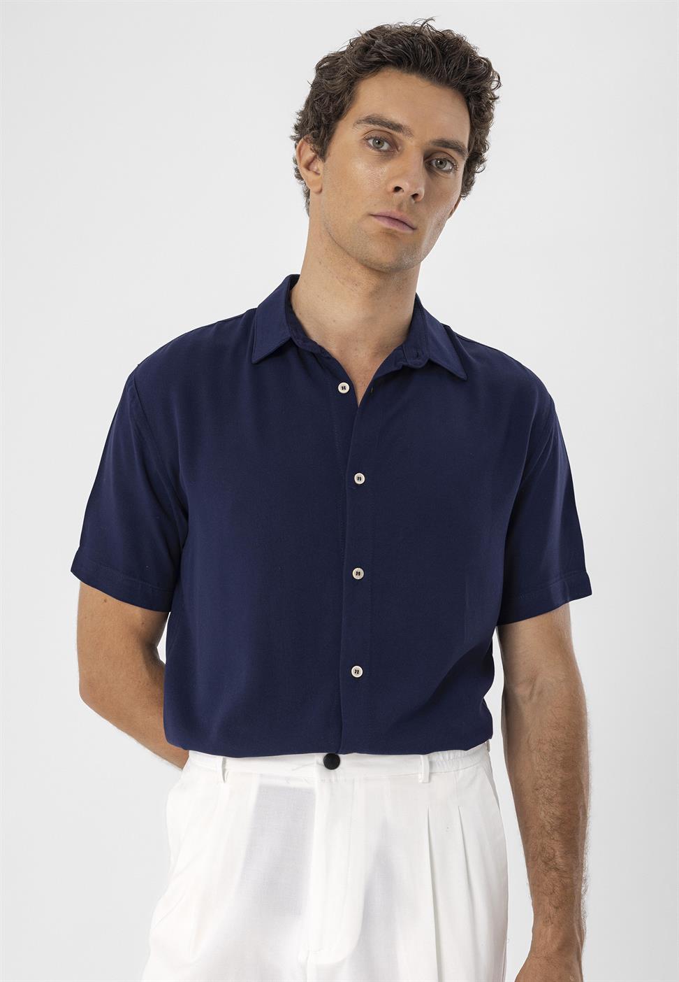 قميص رجالي بأكمام قصيرة عادية تناسب الرجال