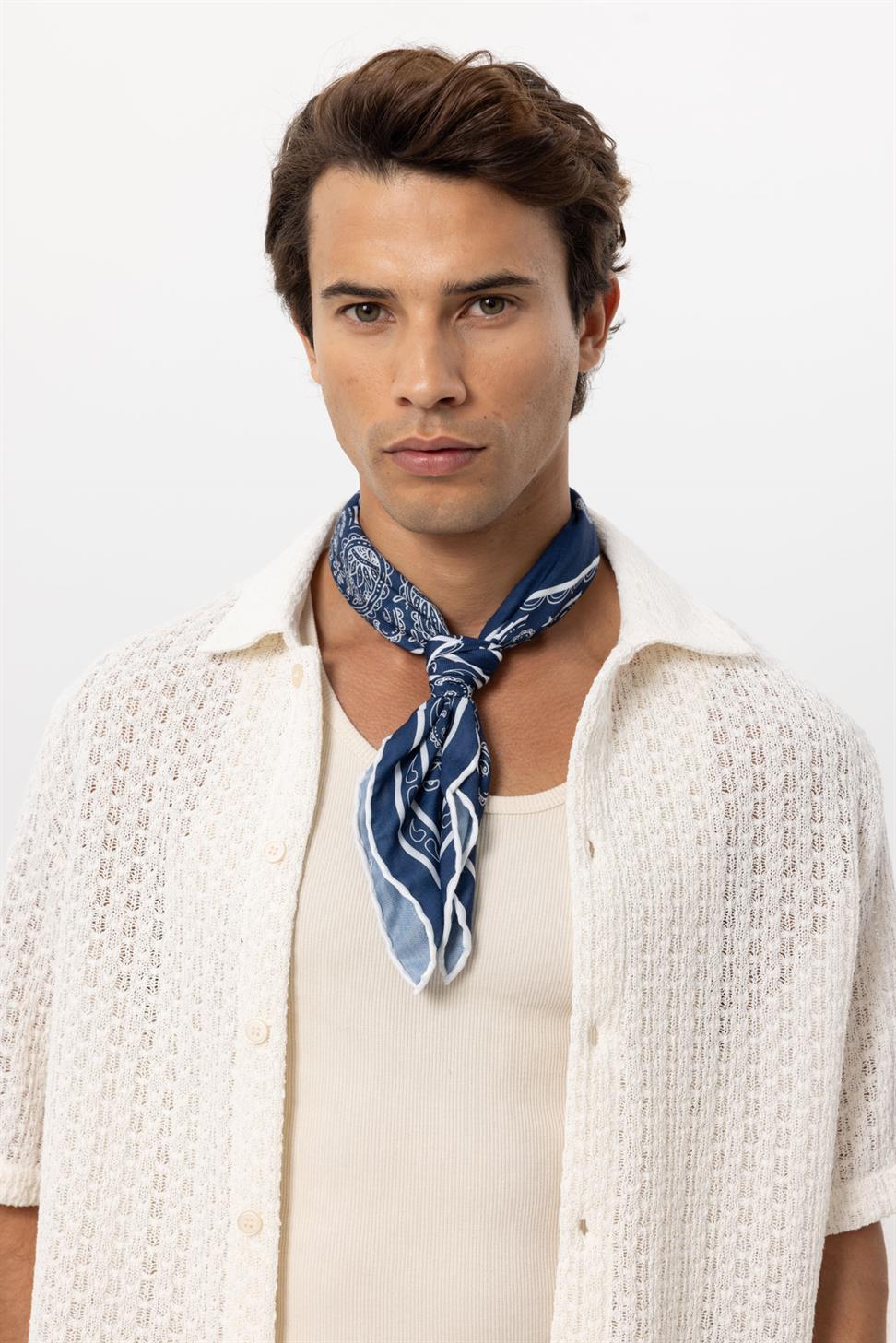 وشاح منقوش بنقوش عرقية في الزاوية