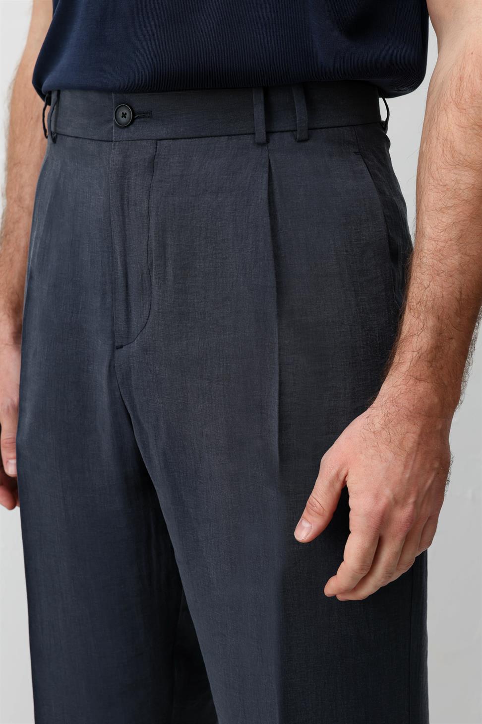 بنطلون رجالي مريح بقصّة واسعة من الليوسيل