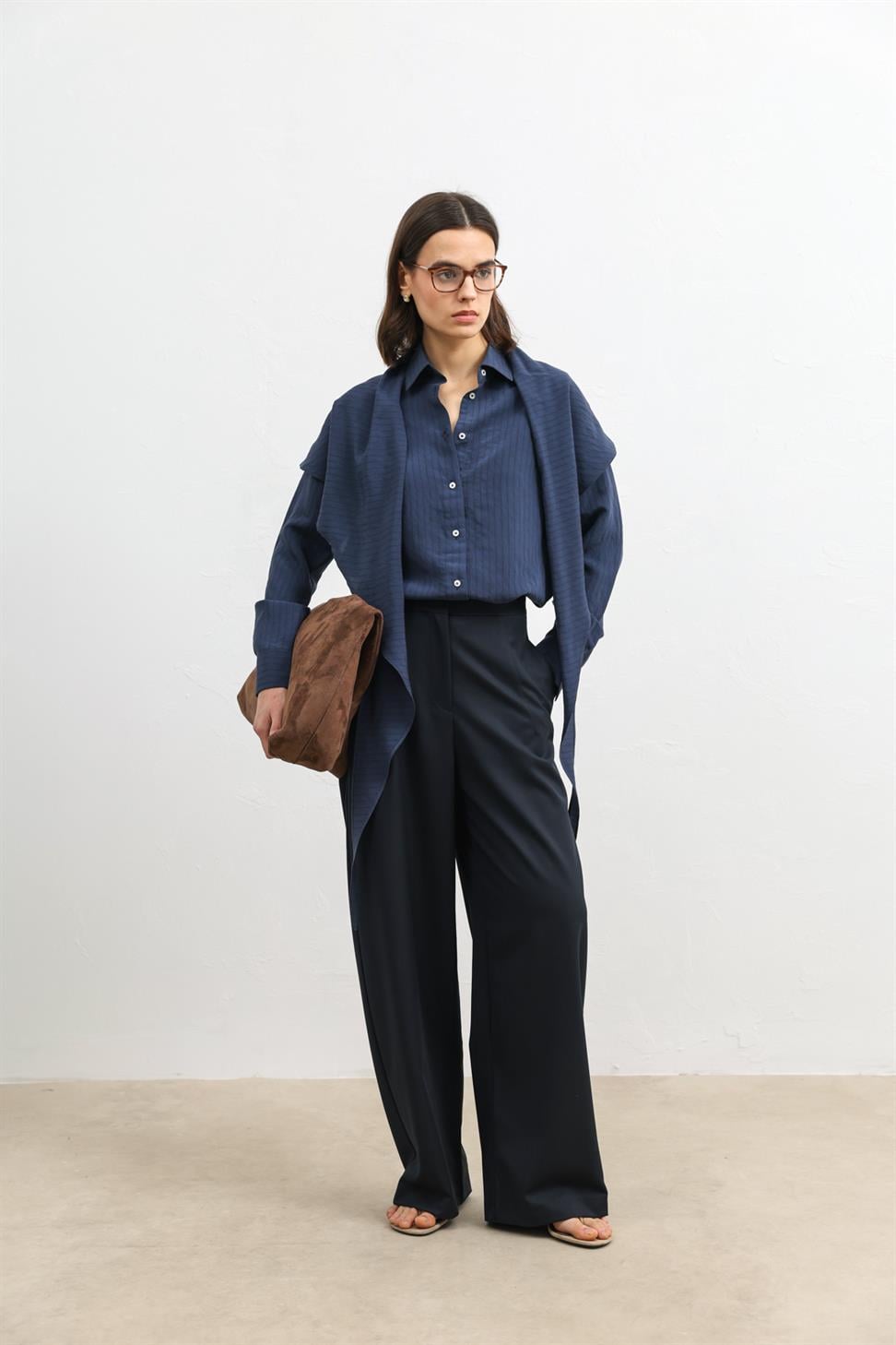 قميص نسائي مزين بزخارف المناديل