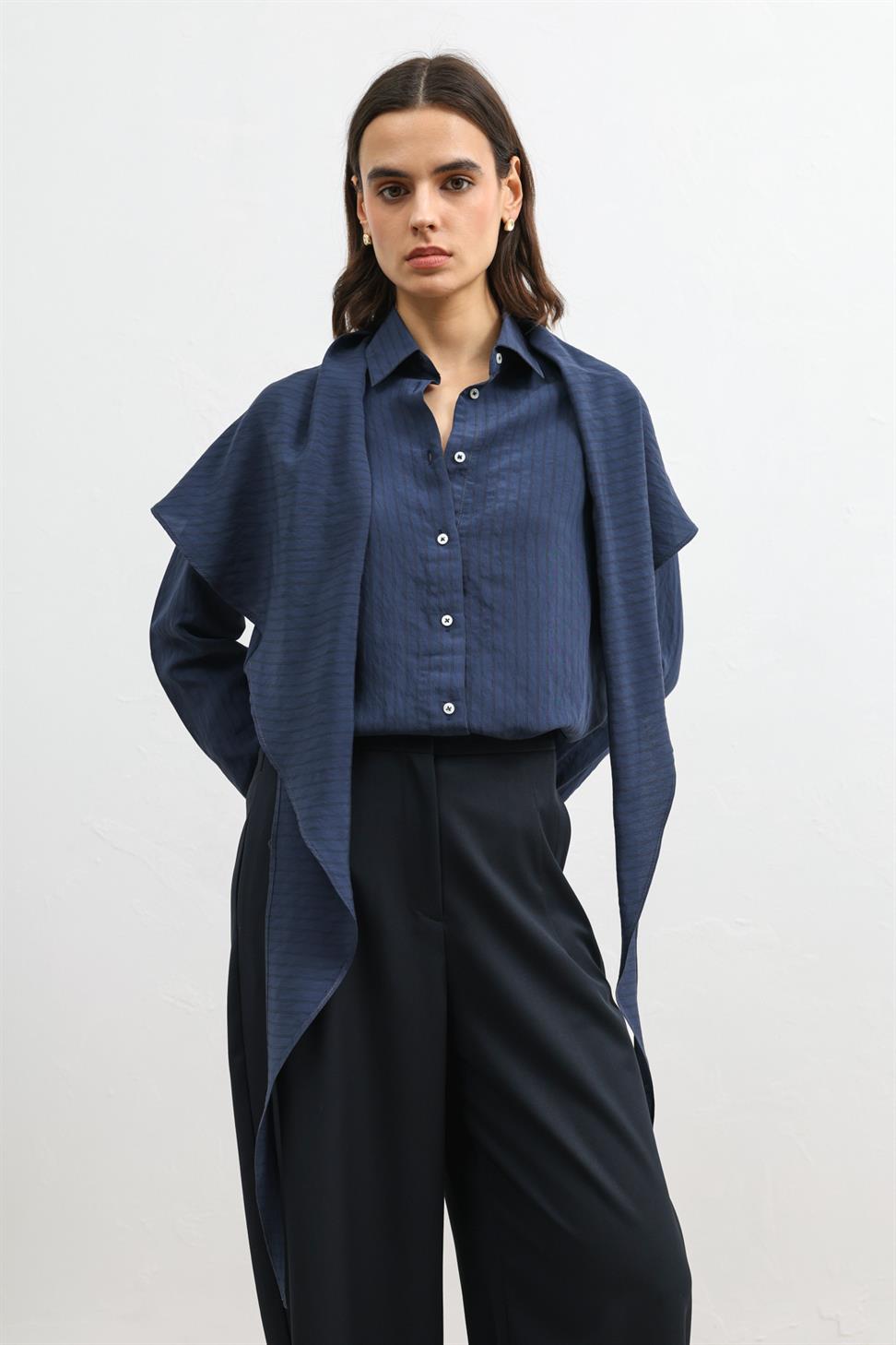 قميص نسائي مزين بزخارف المناديل