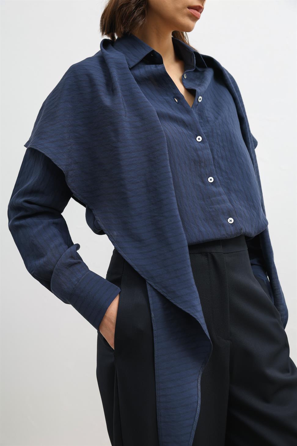 قميص نسائي مزين بزخارف المناديل