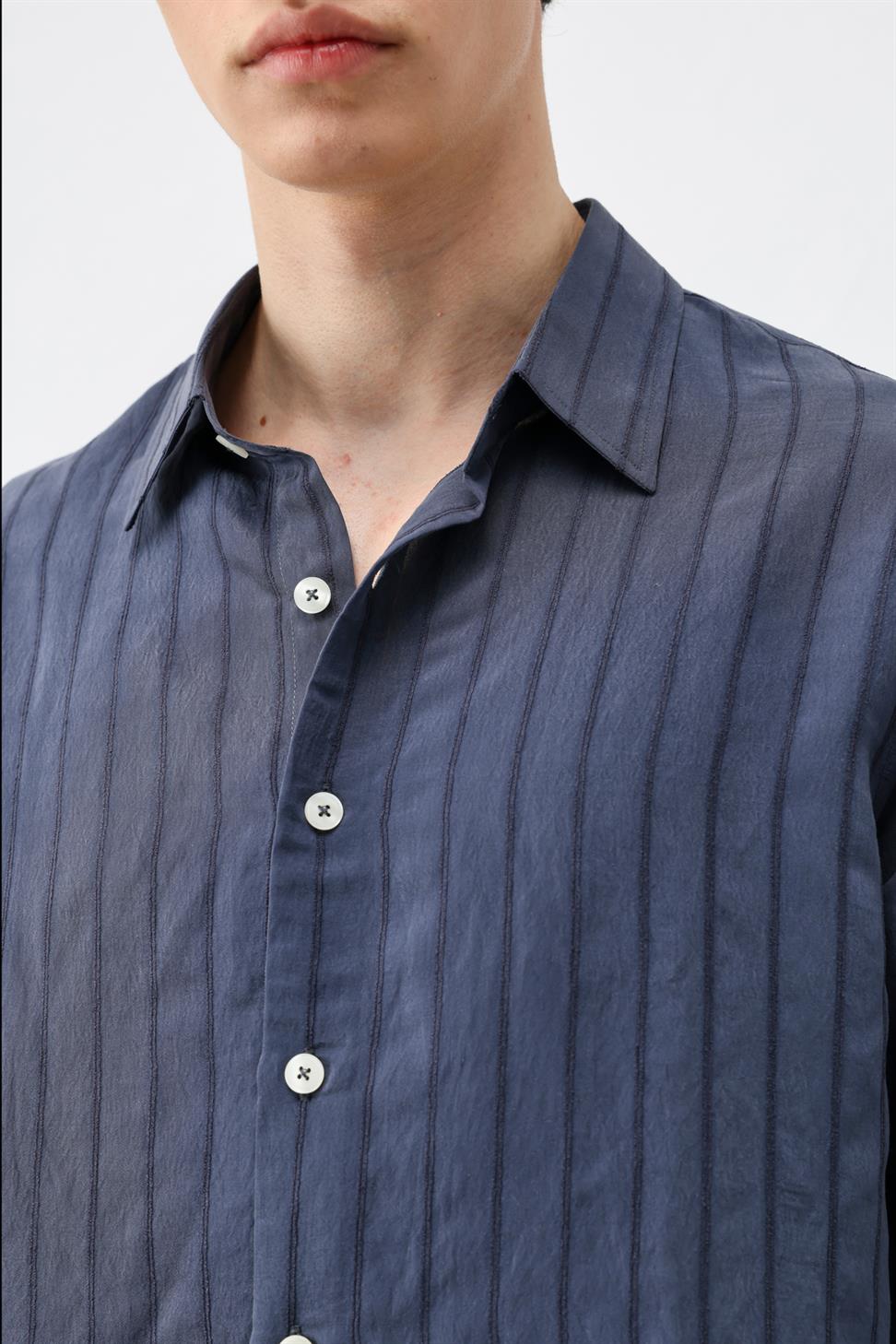 قميص رجالي من مزيج من الأقمشة