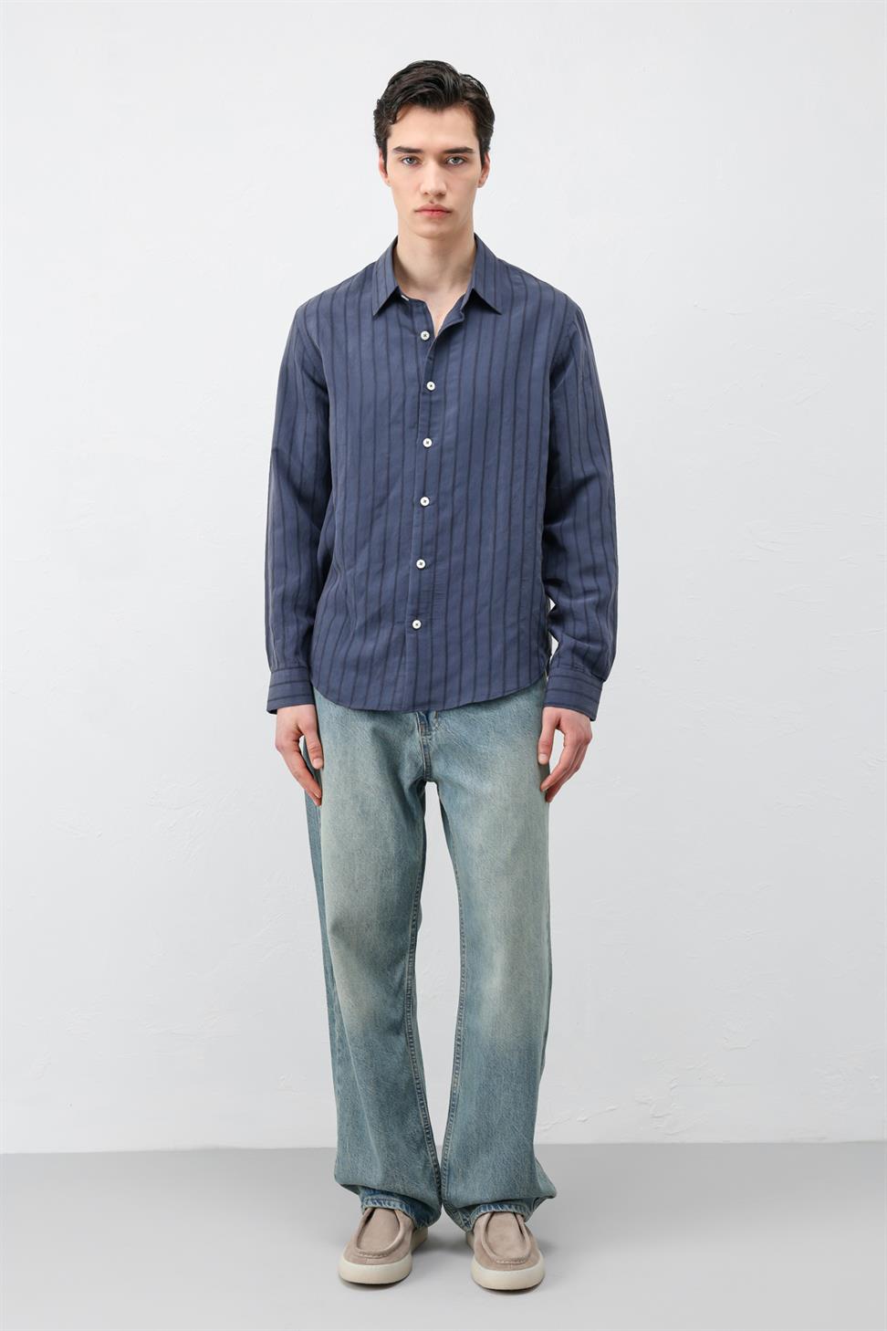 قميص رجالي من مزيج من الأقمشة