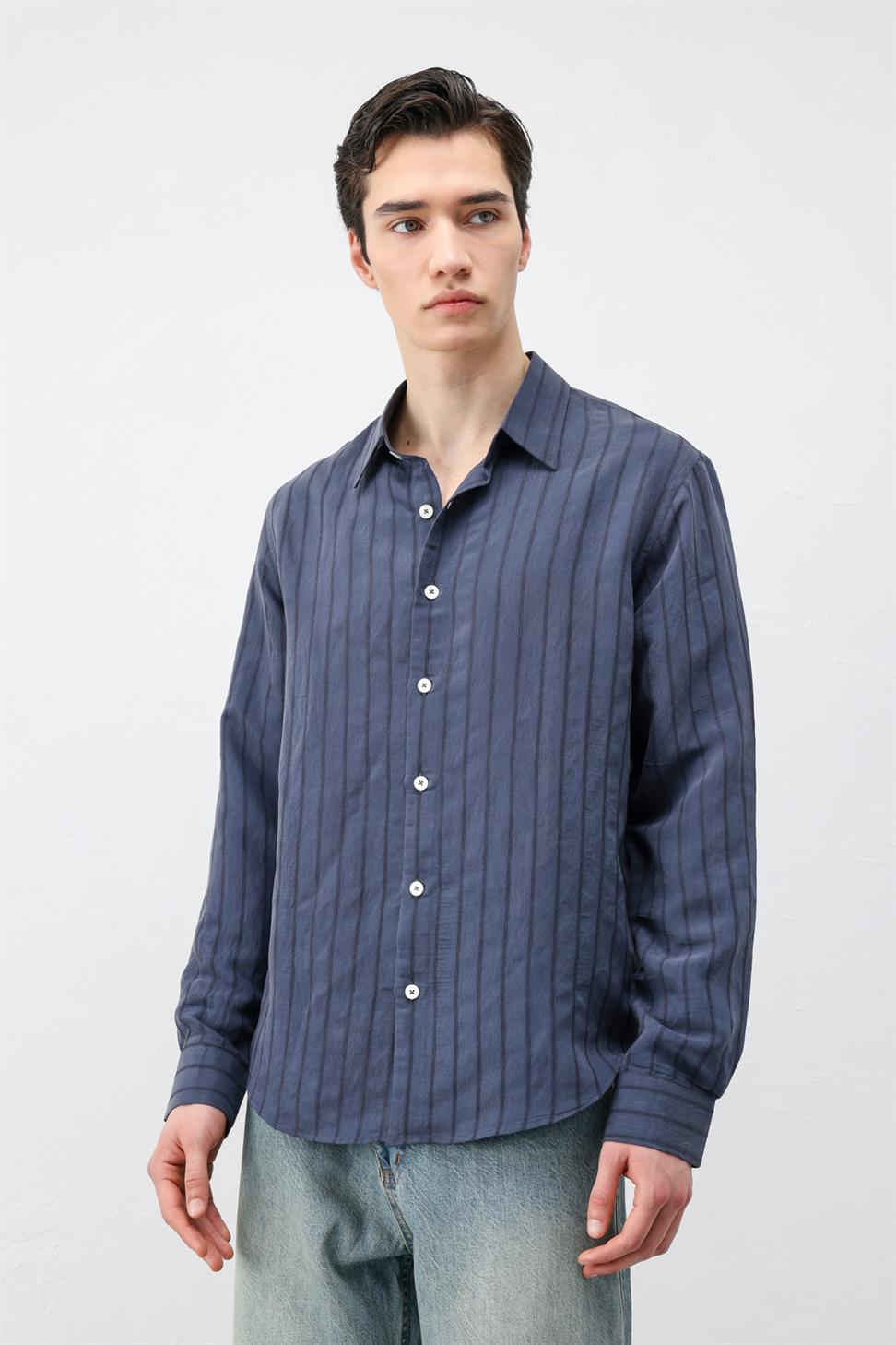 قميص رجالي من مزيج من الأقمشة