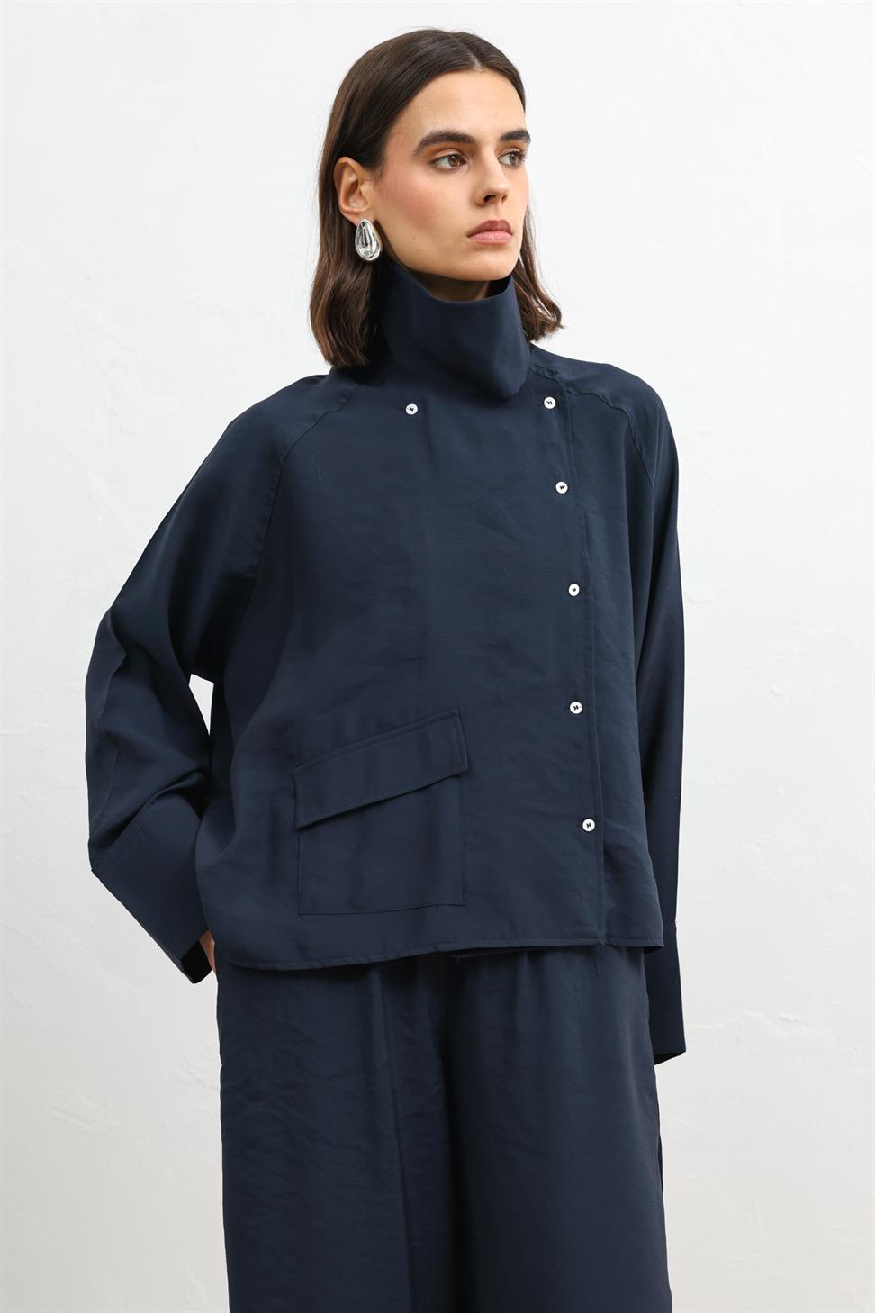 قميص نسائي بياقة عالية