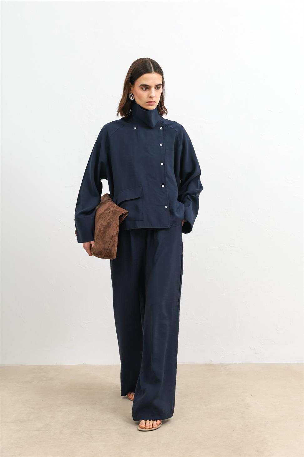 قميص نسائي بياقة عالية