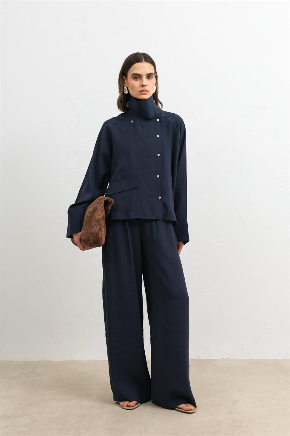 قميص نسائي بياقة عالية