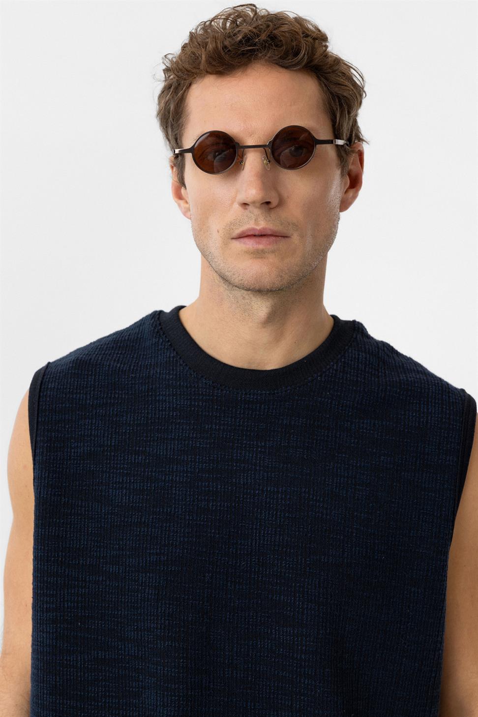 تي شيرت رجالي بدون أكمام بقصّة عادية وملمس مزخرف