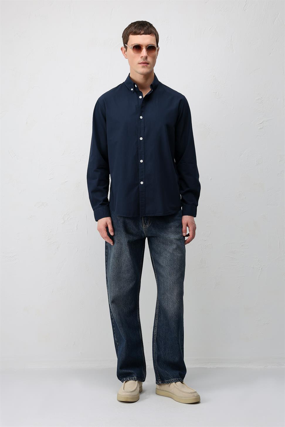 قميص رجالي بقصة مريحة