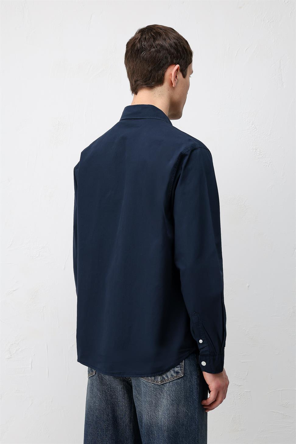 قميص رجالي بقصة مريحة