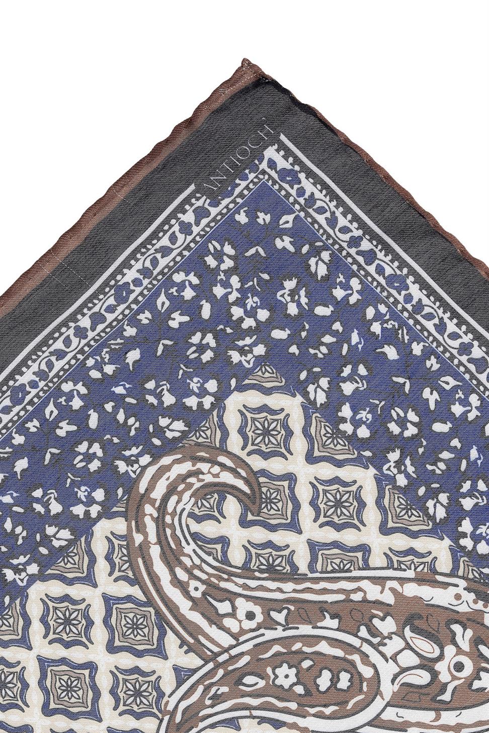 وشاح ملون منقوش بنقوش عرقية