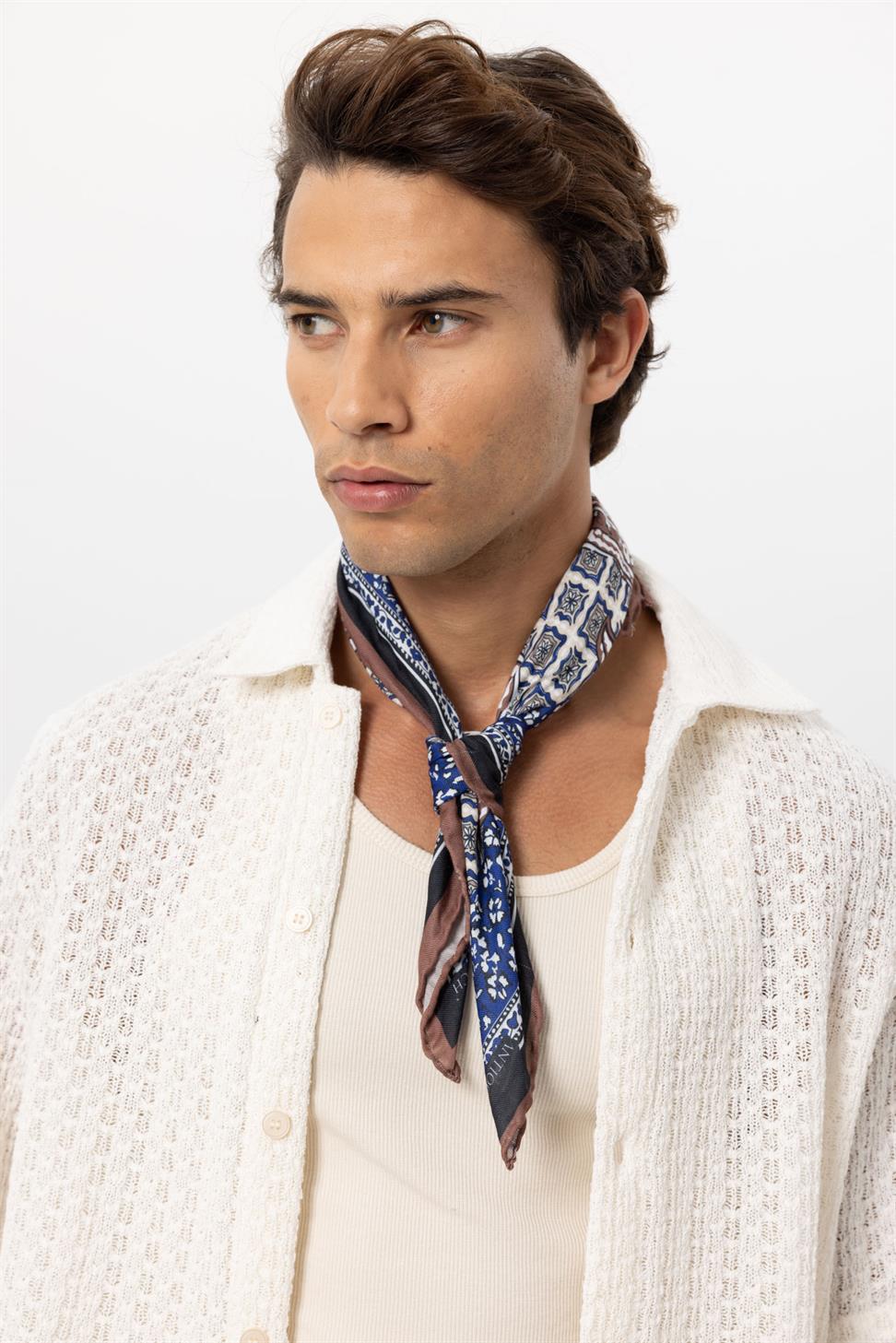 وشاح ملون منقوش بنقوش عرقية