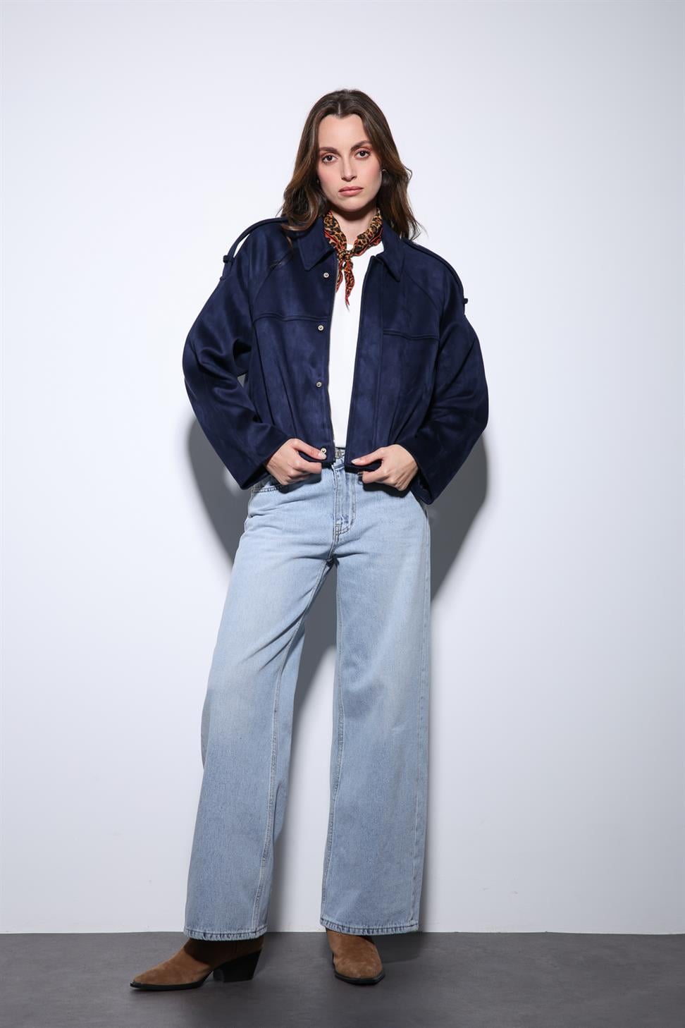 جاكيت بومبر للسيدات بمظهر الجلد المدبوغ