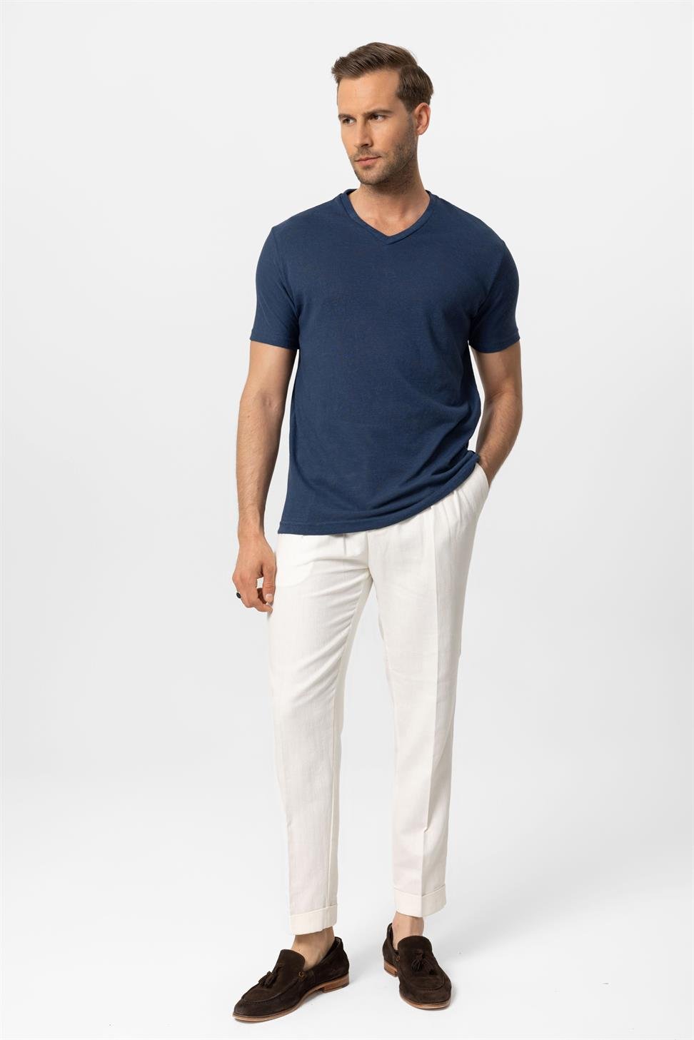 تي شيرت رجالي أساسي برقبة على شكل V