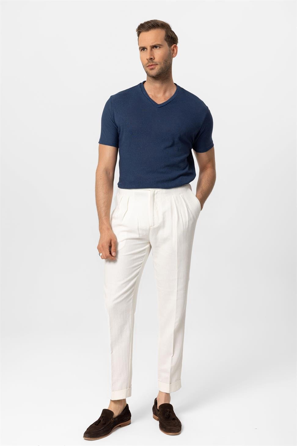 تي شيرت رجالي أساسي برقبة على شكل V