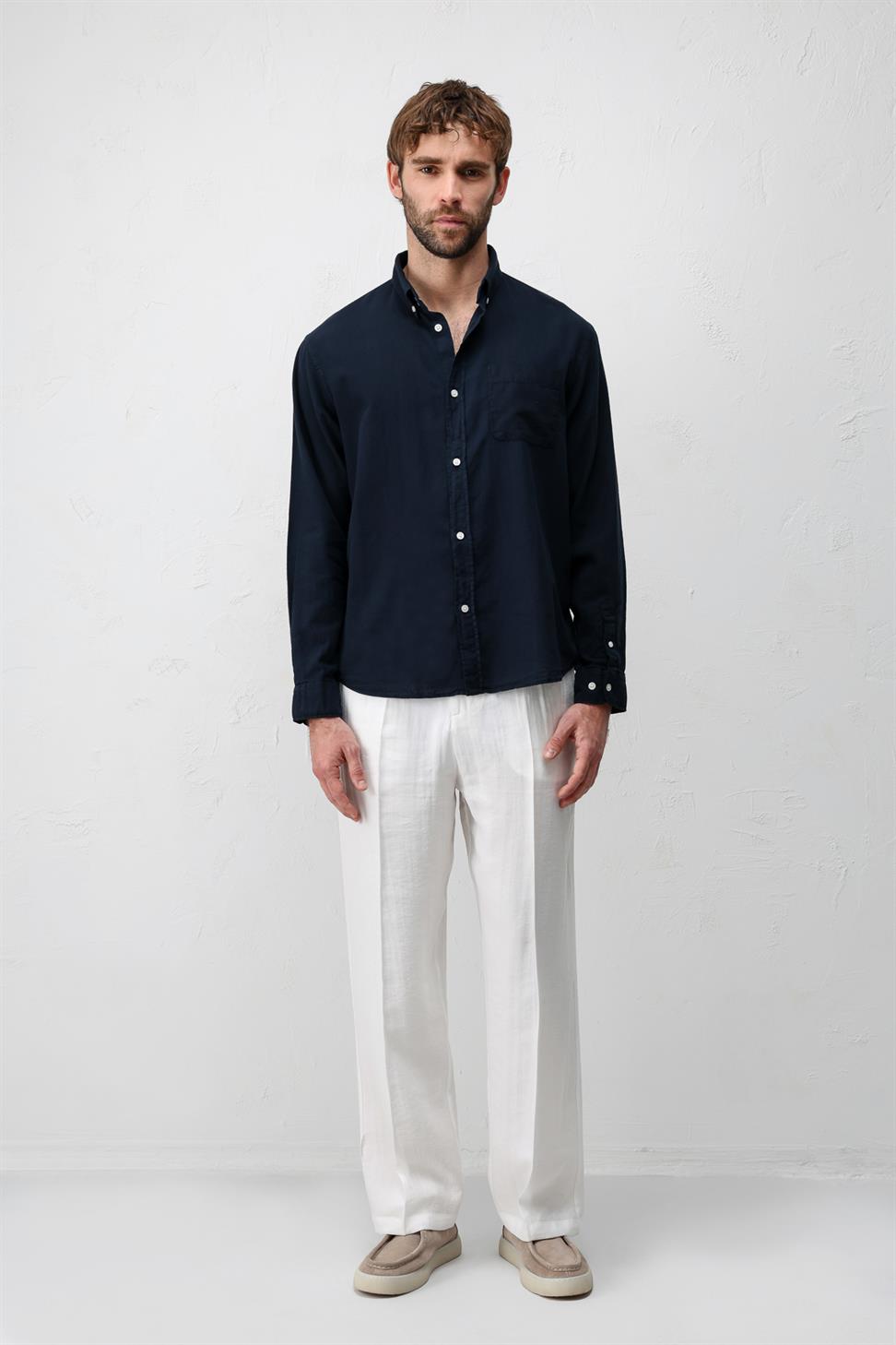 قميص رجالي قطني بأزرار عند الياقة