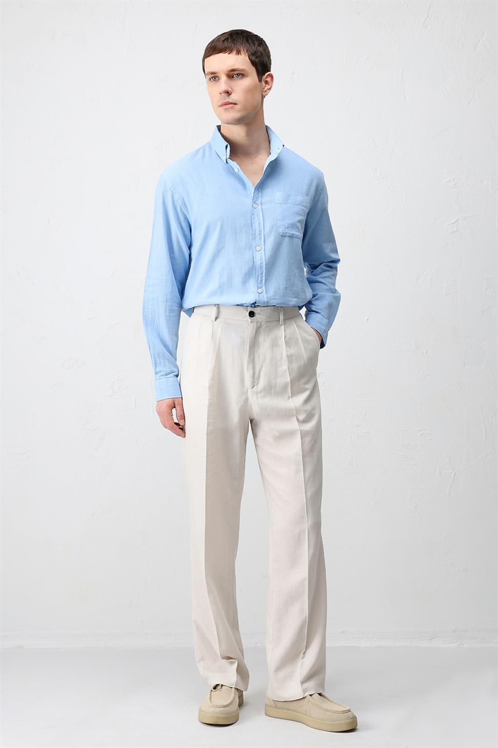 قميص رجالي قطني بأزرار عند الياقة