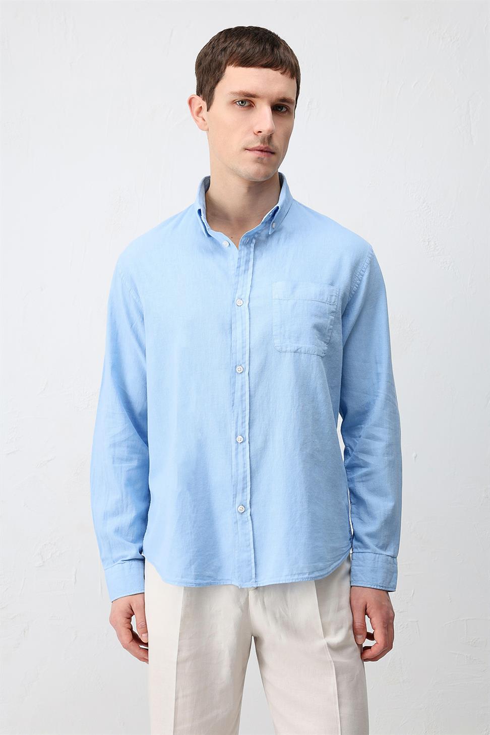 قميص رجالي قطني بأزرار عند الياقة