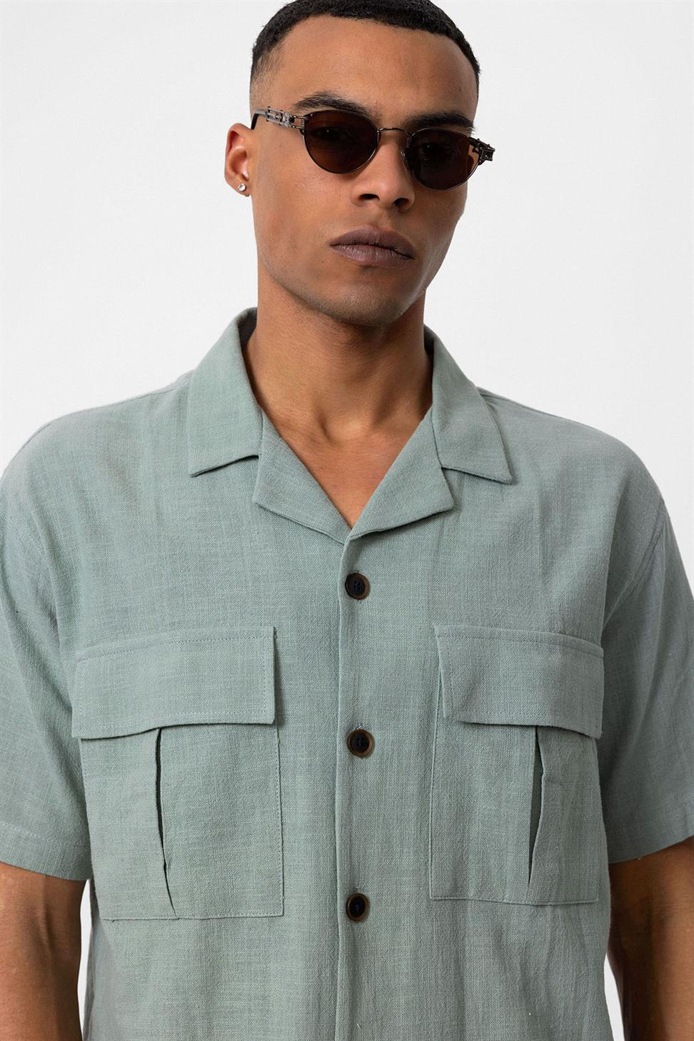 قميص رجالي من مزيج الكتان مع جيب على الصدر بياقة أباتشي