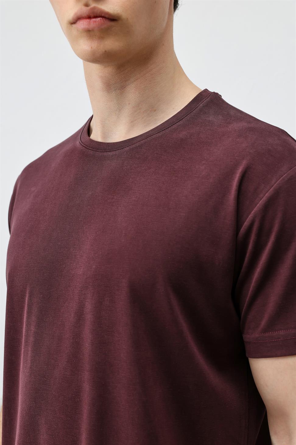 تي شيرت رجالي من نسيج تقني مودال بقصّة عادية