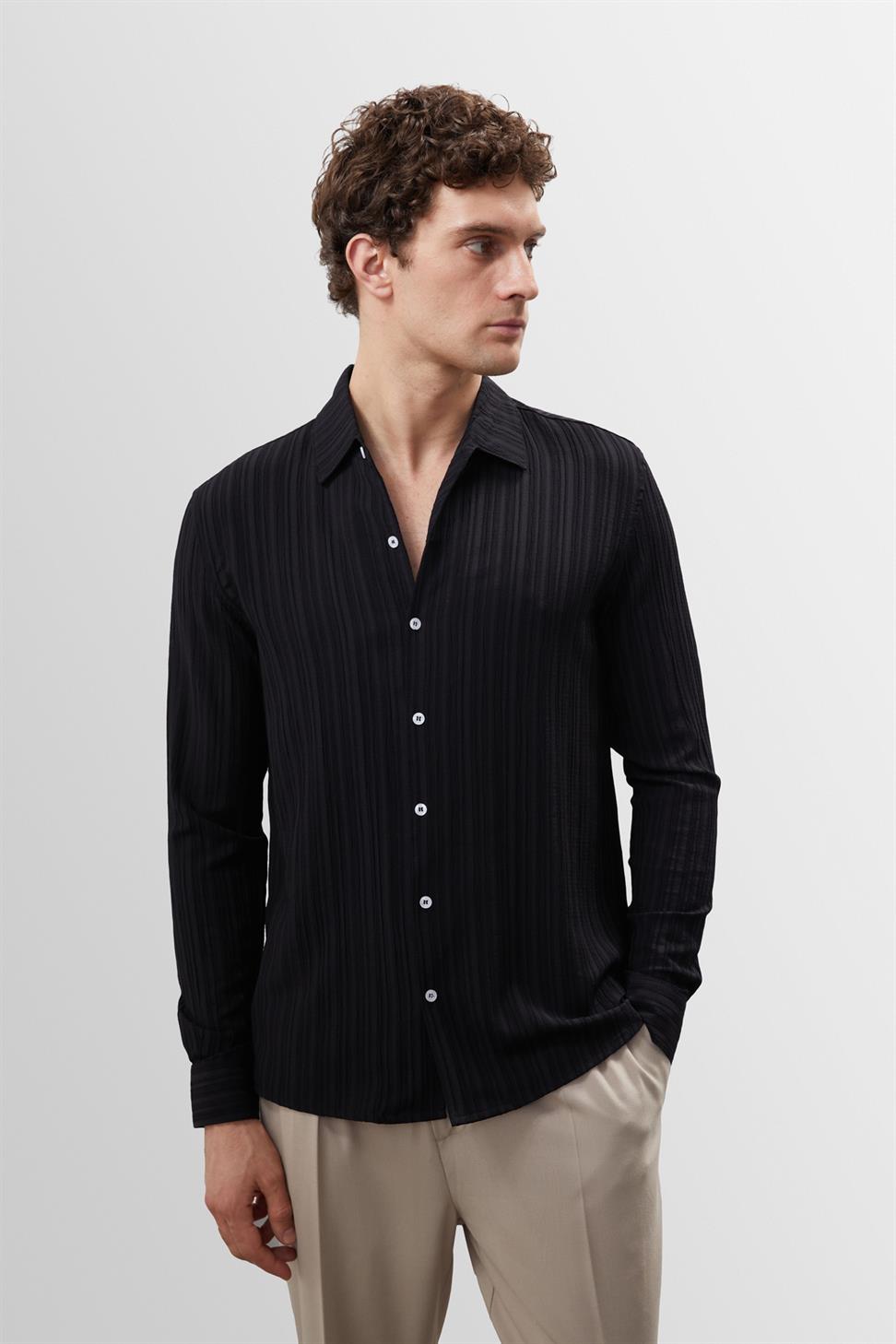 قميص رجالي بقصة ضيقة من قماش الموسلين