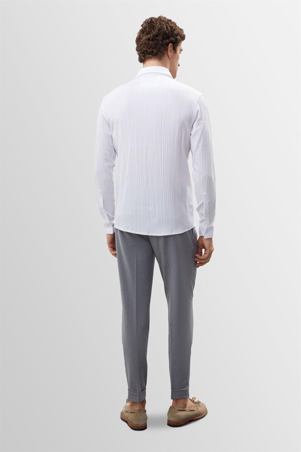 قميص رجالي بقصة ضيقة من قماش الموسلين