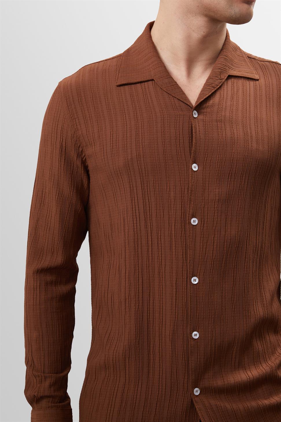 قميص رجالي بقصة ضيقة من قماش الموسلين