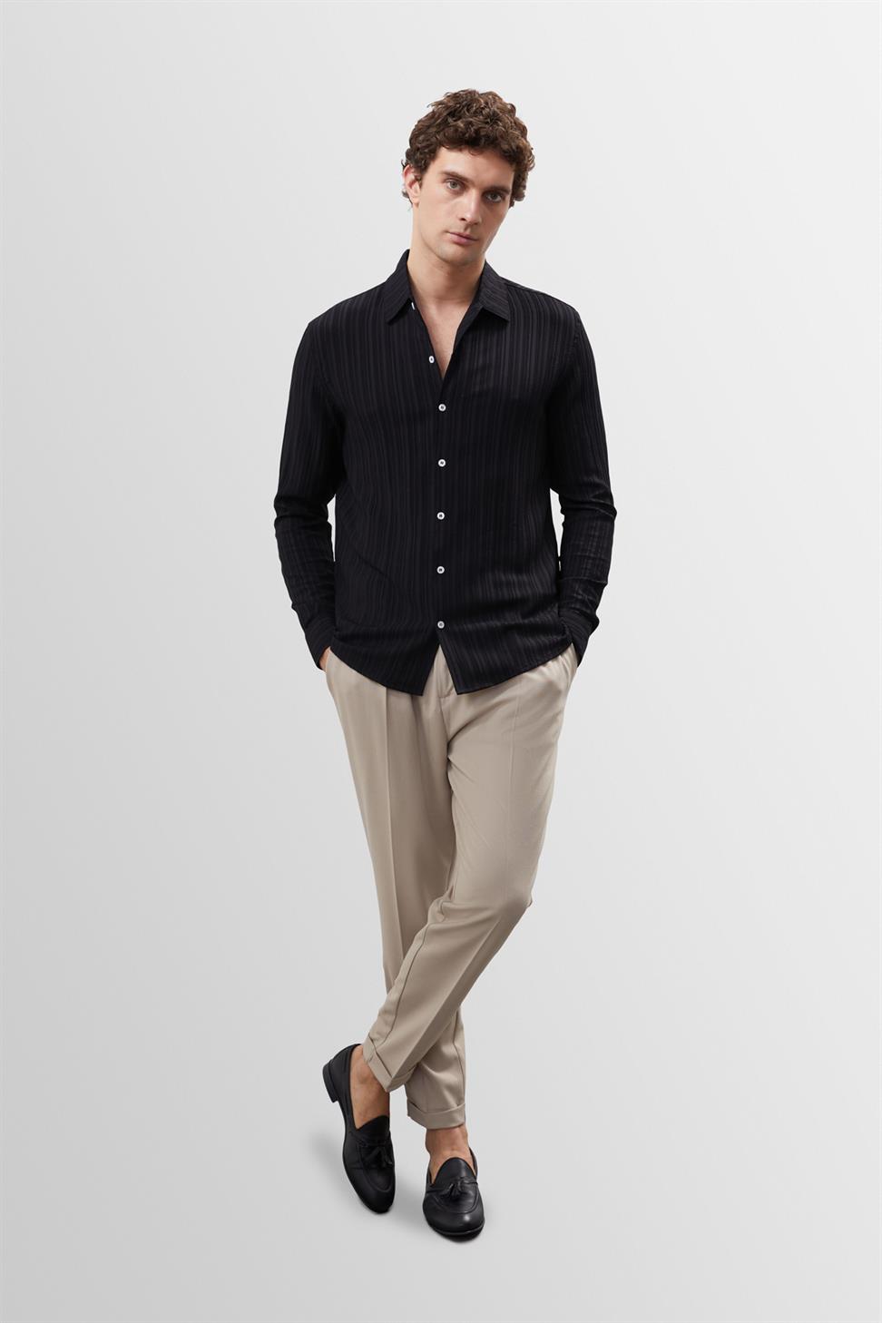 قميص رجالي بقصة ضيقة من قماش الموسلين