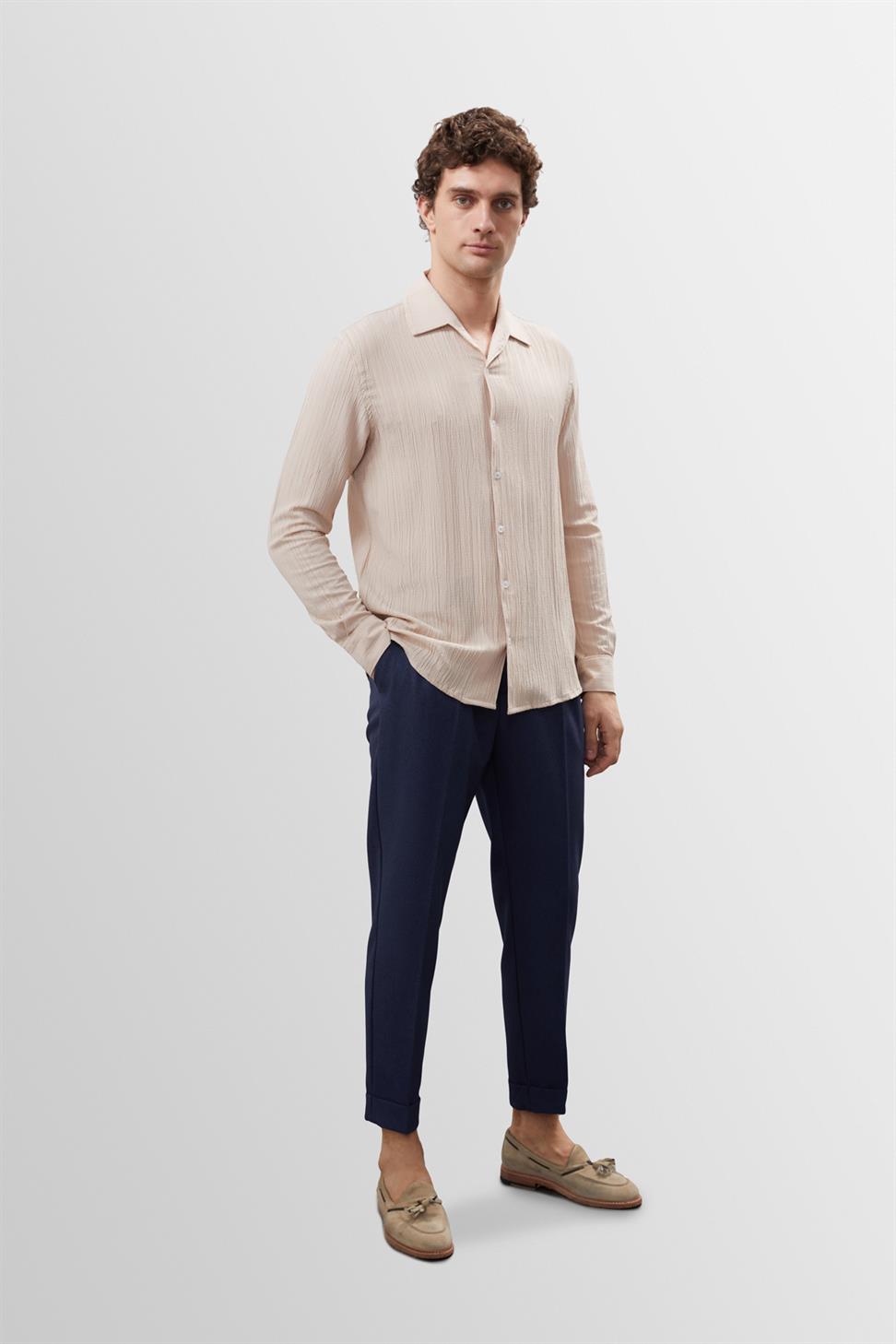 قميص رجالي بقصة ضيقة من قماش الموسلين