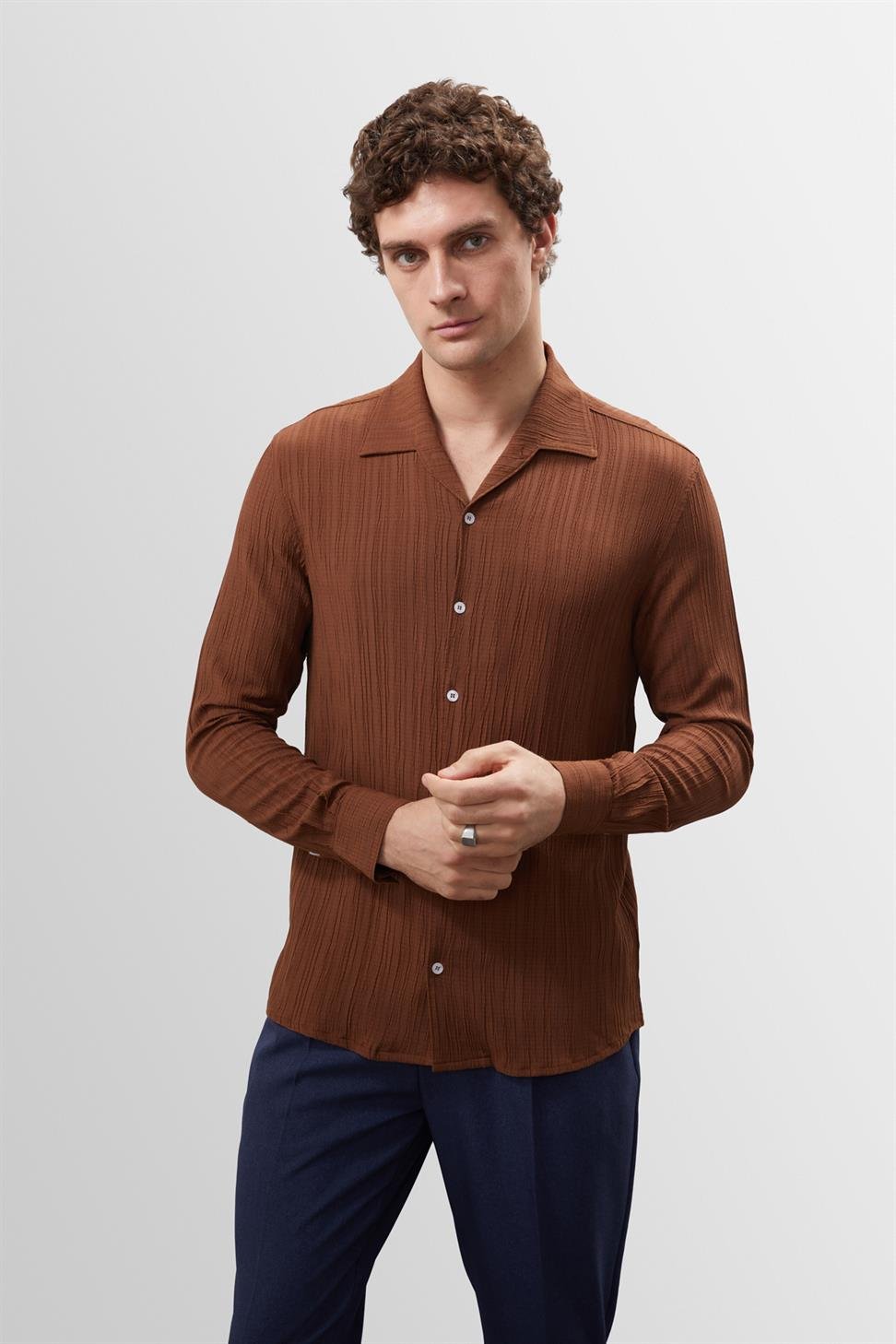 قميص رجالي بقصة ضيقة من قماش الموسلين