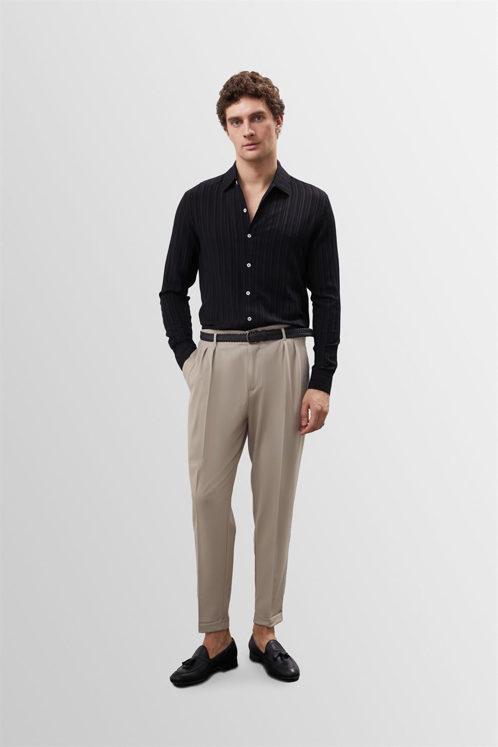 قميص رجالي بقصة ضيقة من قماش الموسلين