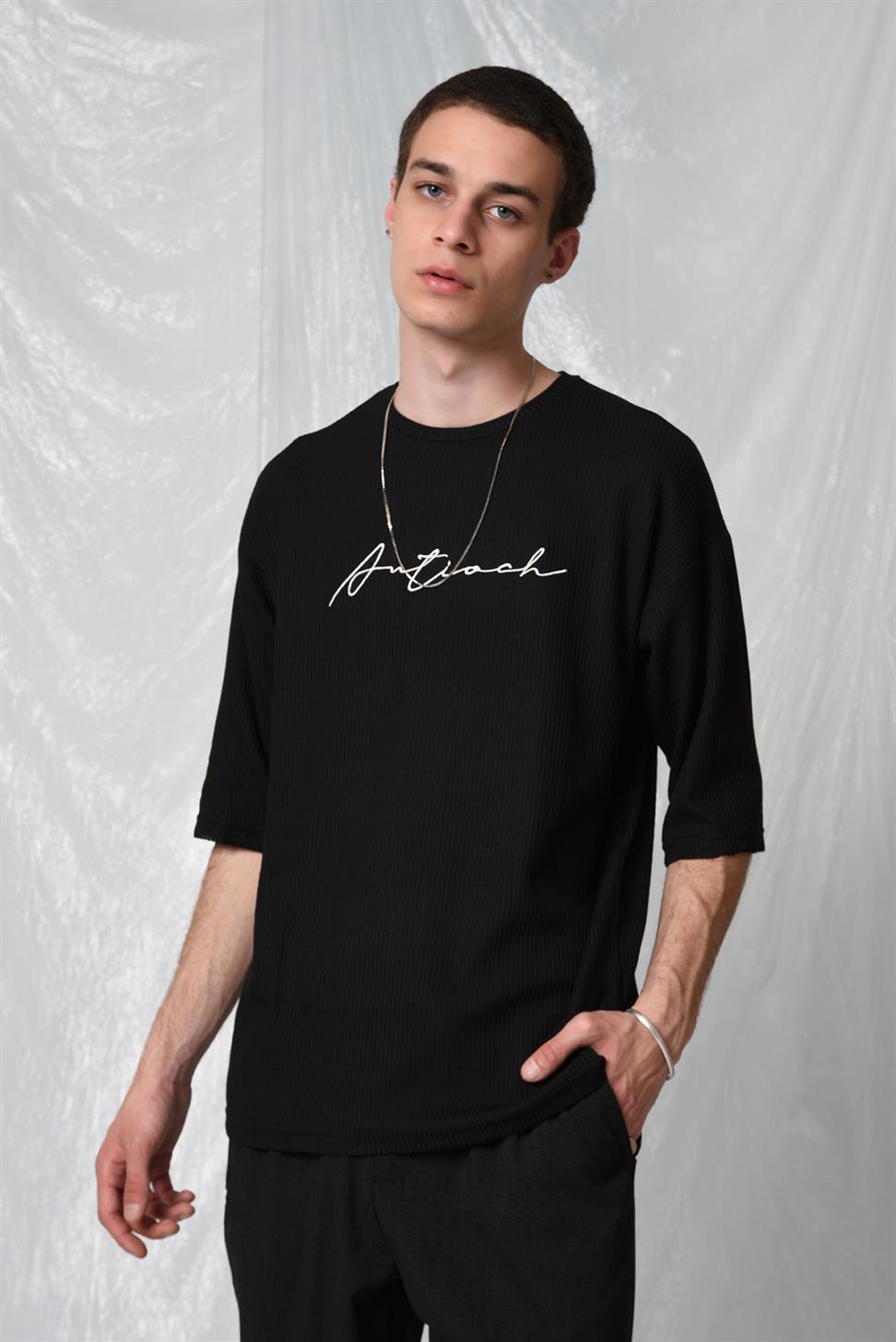 تي شيرت أنتيوك كبير الحجم ومفصل