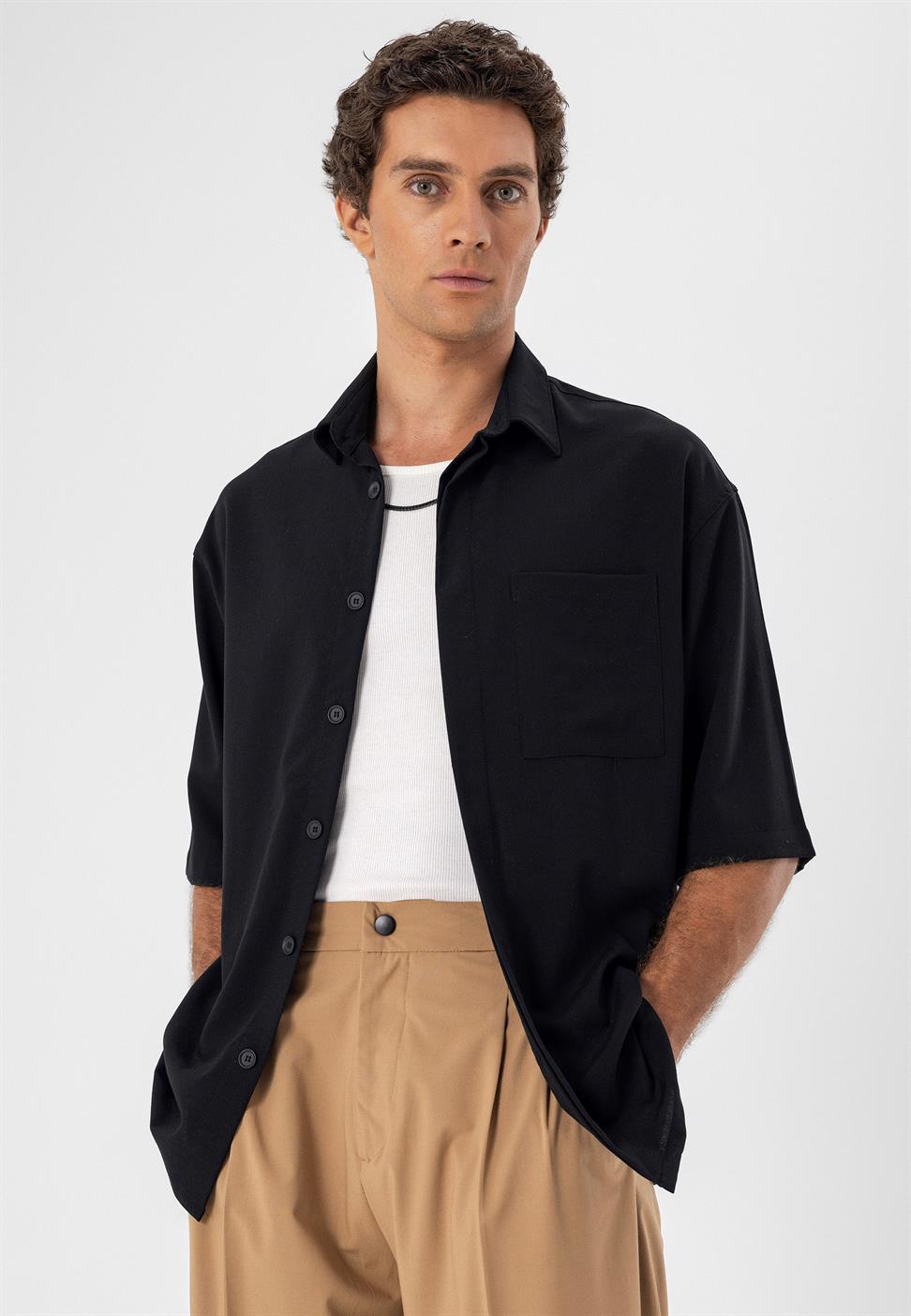 قميص رجالي ذو زر مخفي كبير الحجم وأكمام قصيرة