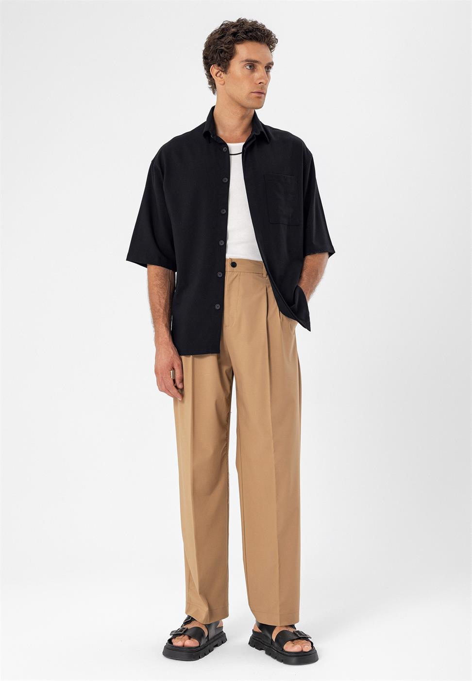 قميص رجالي ذو زر مخفي كبير الحجم وأكمام قصيرة