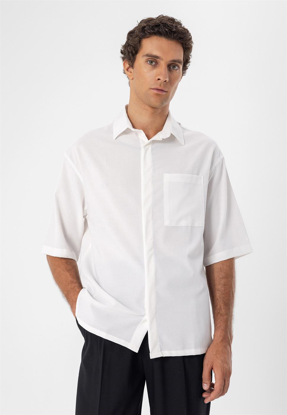 قميص رجالي ذو زر مخفي كبير الحجم وأكمام قصيرة