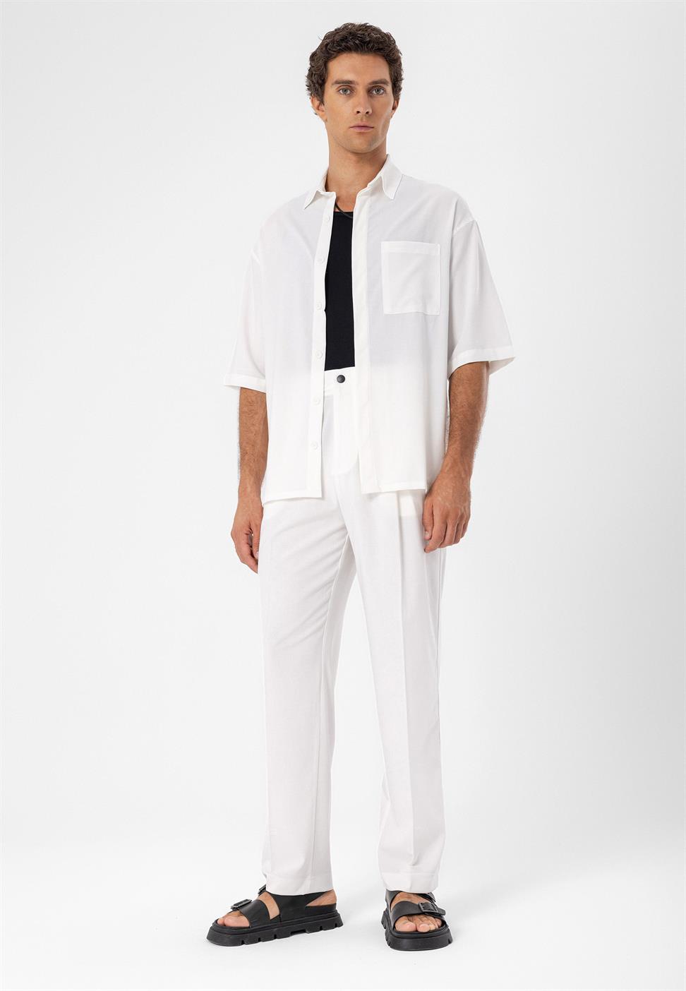 قميص رجالي ذو زر مخفي كبير الحجم وأكمام قصيرة