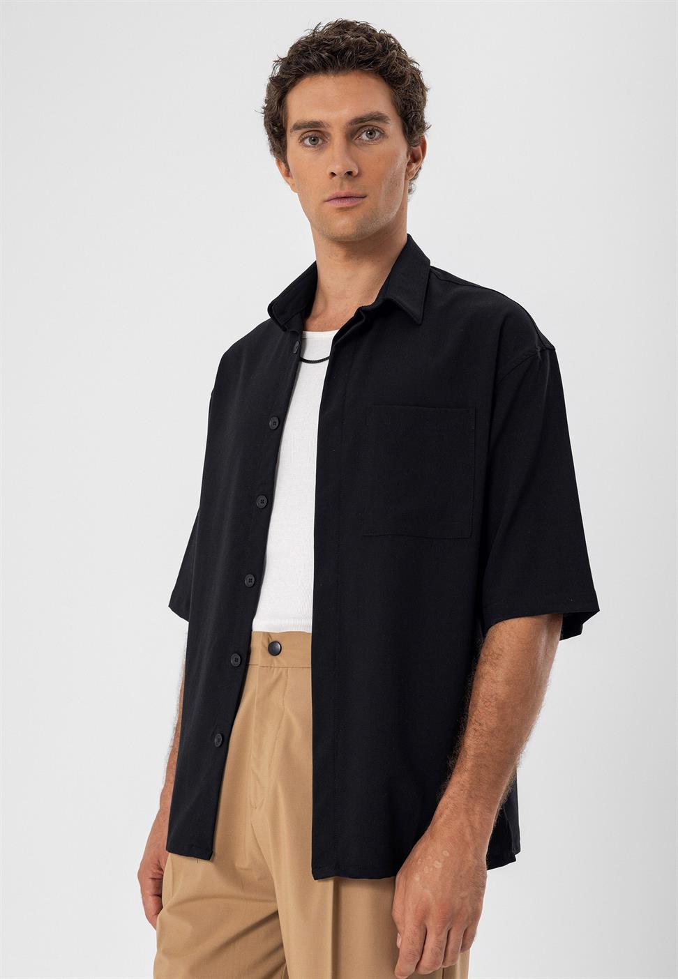 قميص رجالي ذو زر مخفي كبير الحجم وأكمام قصيرة