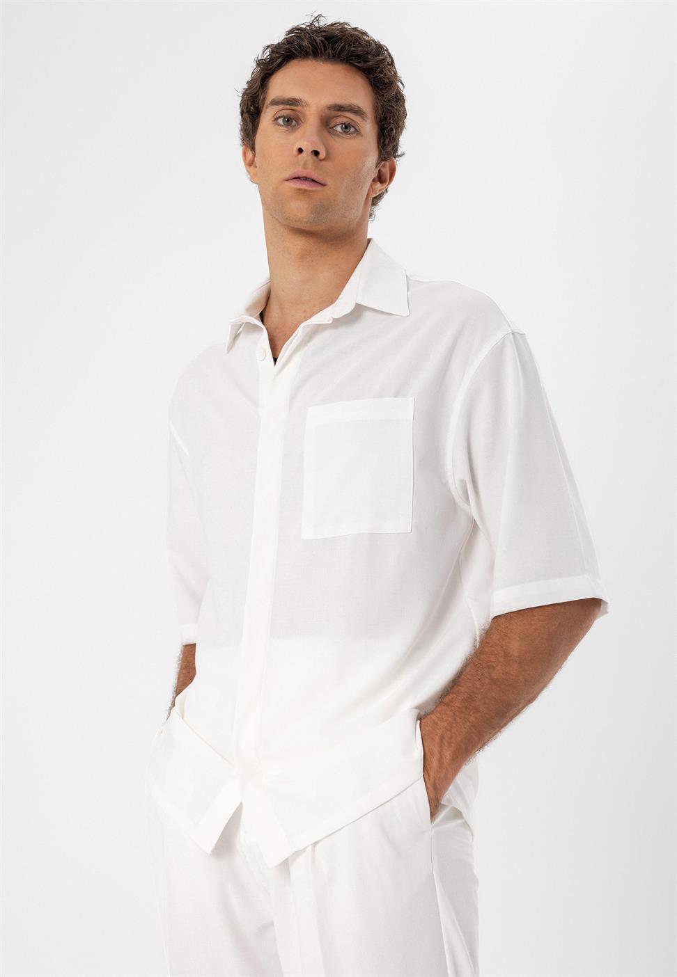 قميص رجالي ذو زر مخفي كبير الحجم وأكمام قصيرة