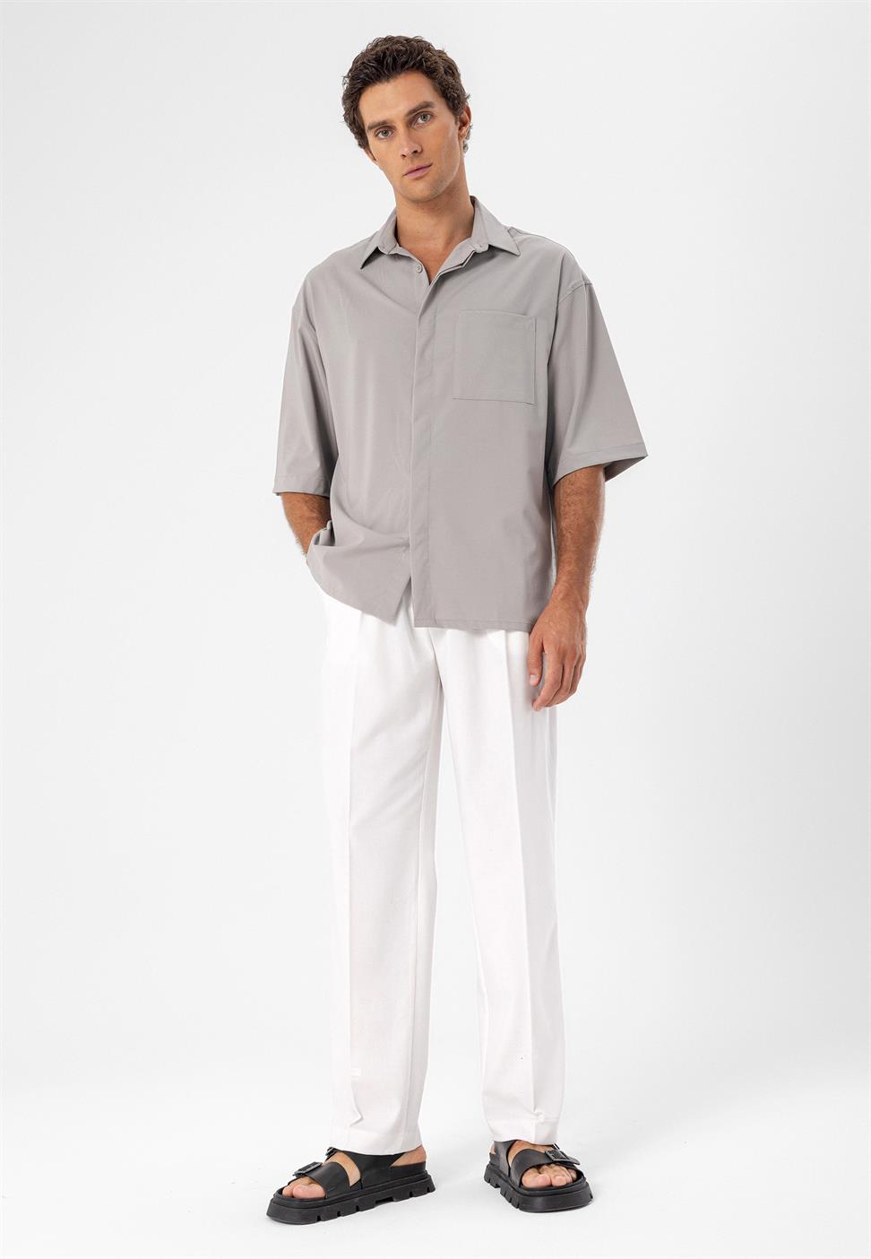 قميص رجالي ذو زر مخفي كبير الحجم وأكمام قصيرة