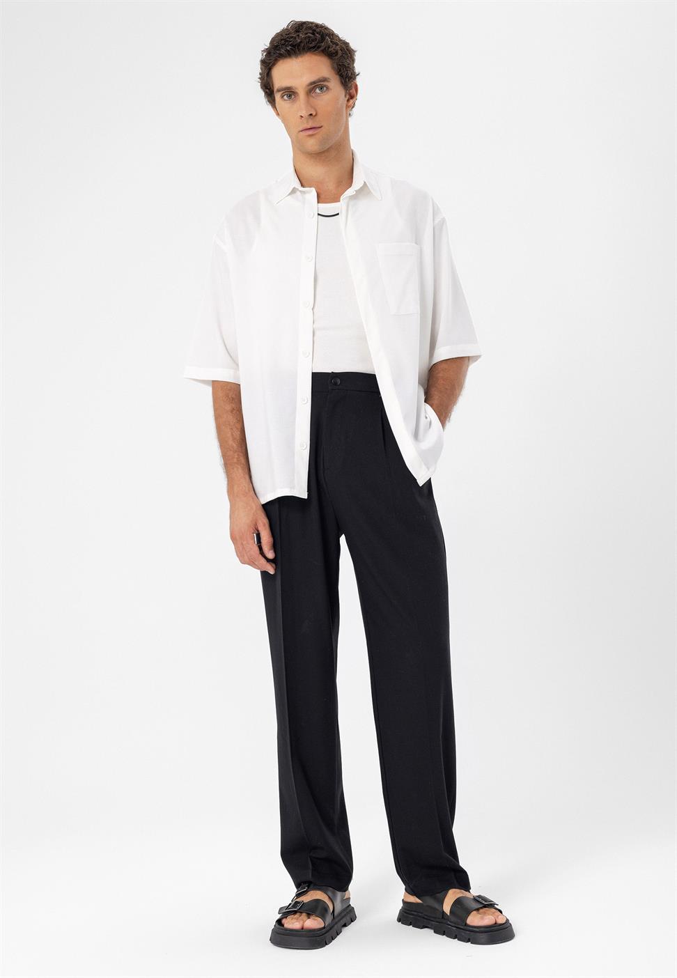 قميص رجالي ذو زر مخفي كبير الحجم وأكمام قصيرة