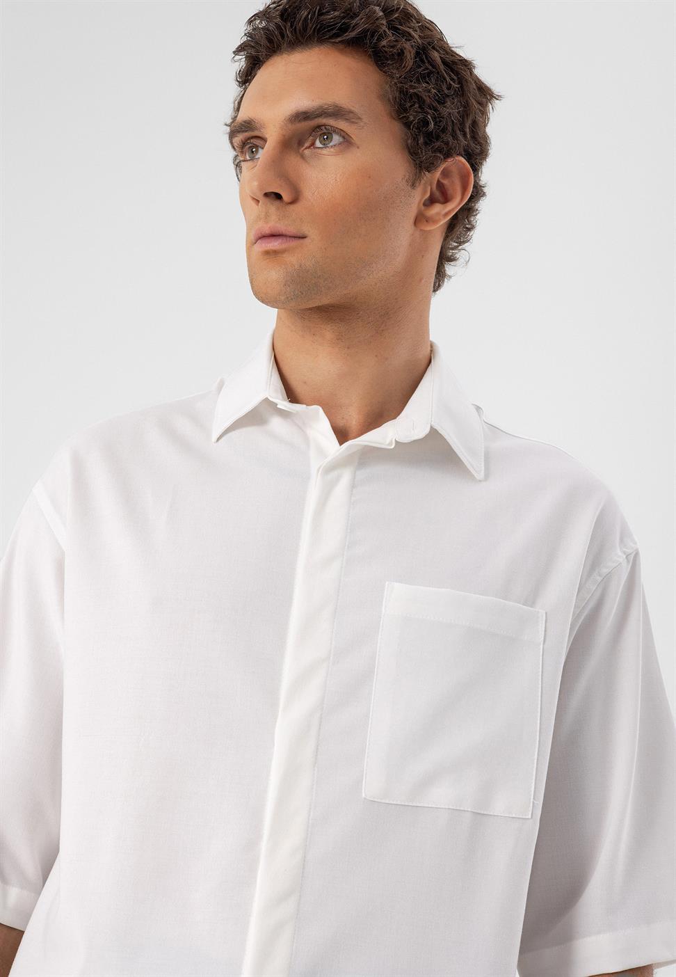 قميص رجالي ذو زر مخفي كبير الحجم وأكمام قصيرة