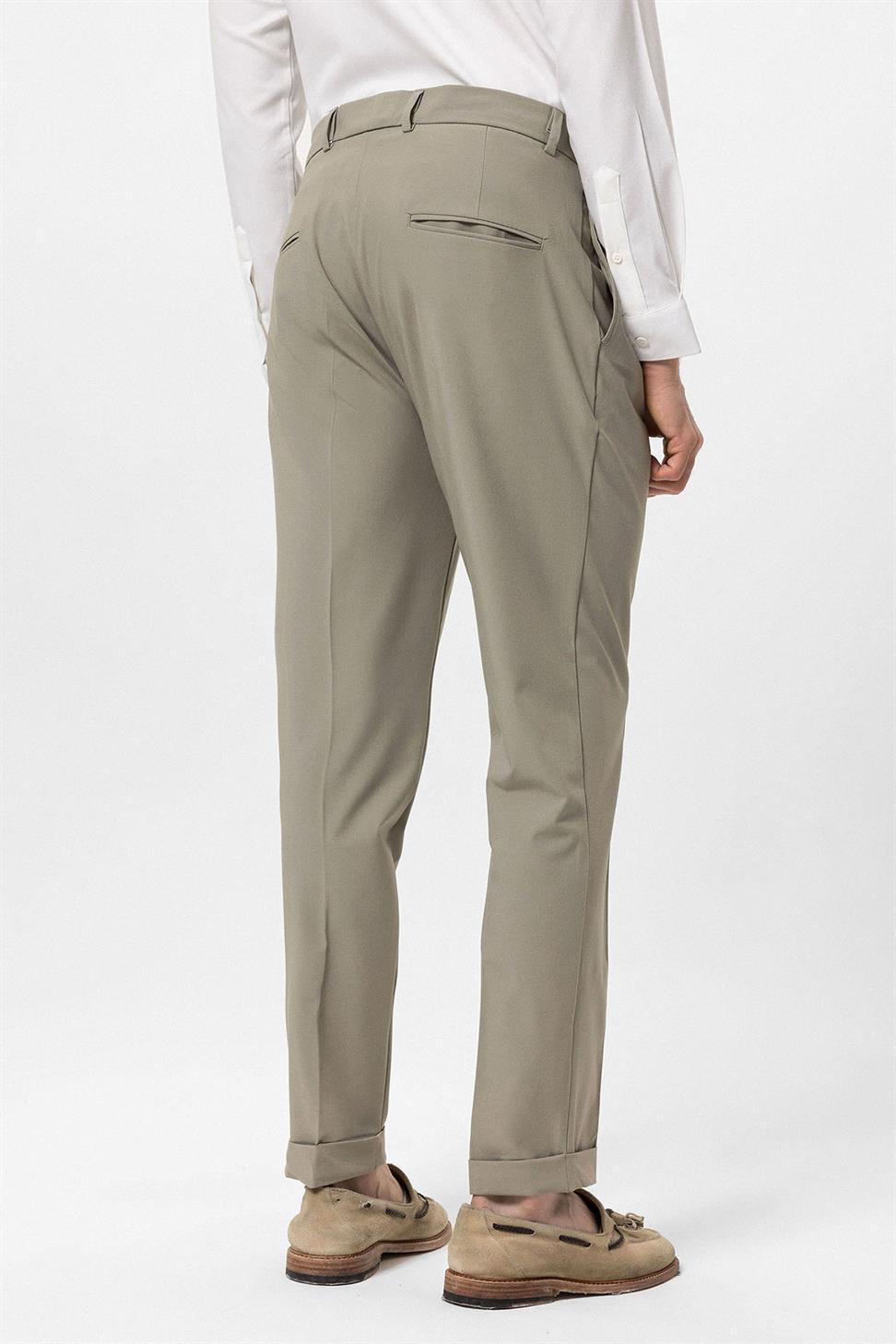 مطوي السراويل عالية الخصر للرجال