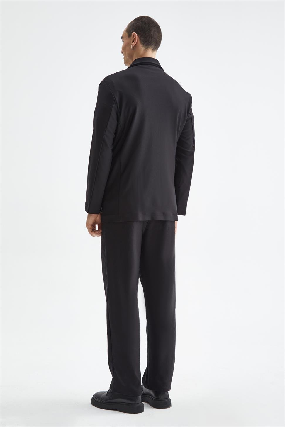 بدلة رجالية مريحة بقص مزدوج الصدر